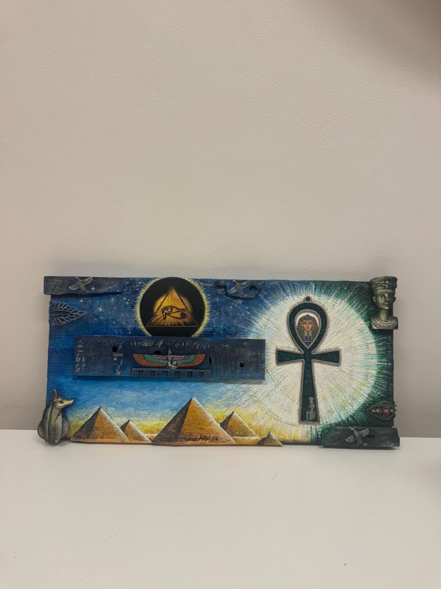 Egyptská nástěnná dekorace — pyramidy a Horovo oko 2