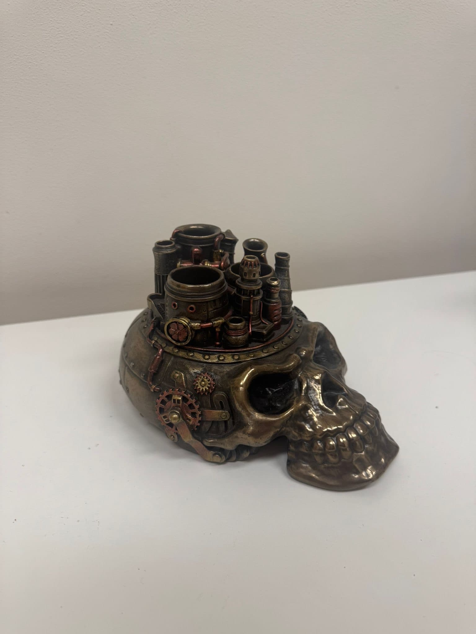 Steampunk lebka — stojan na pera 2