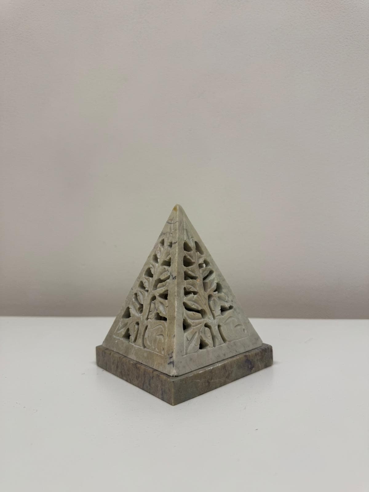 Kamenná pyramida — kadidelník / svícen