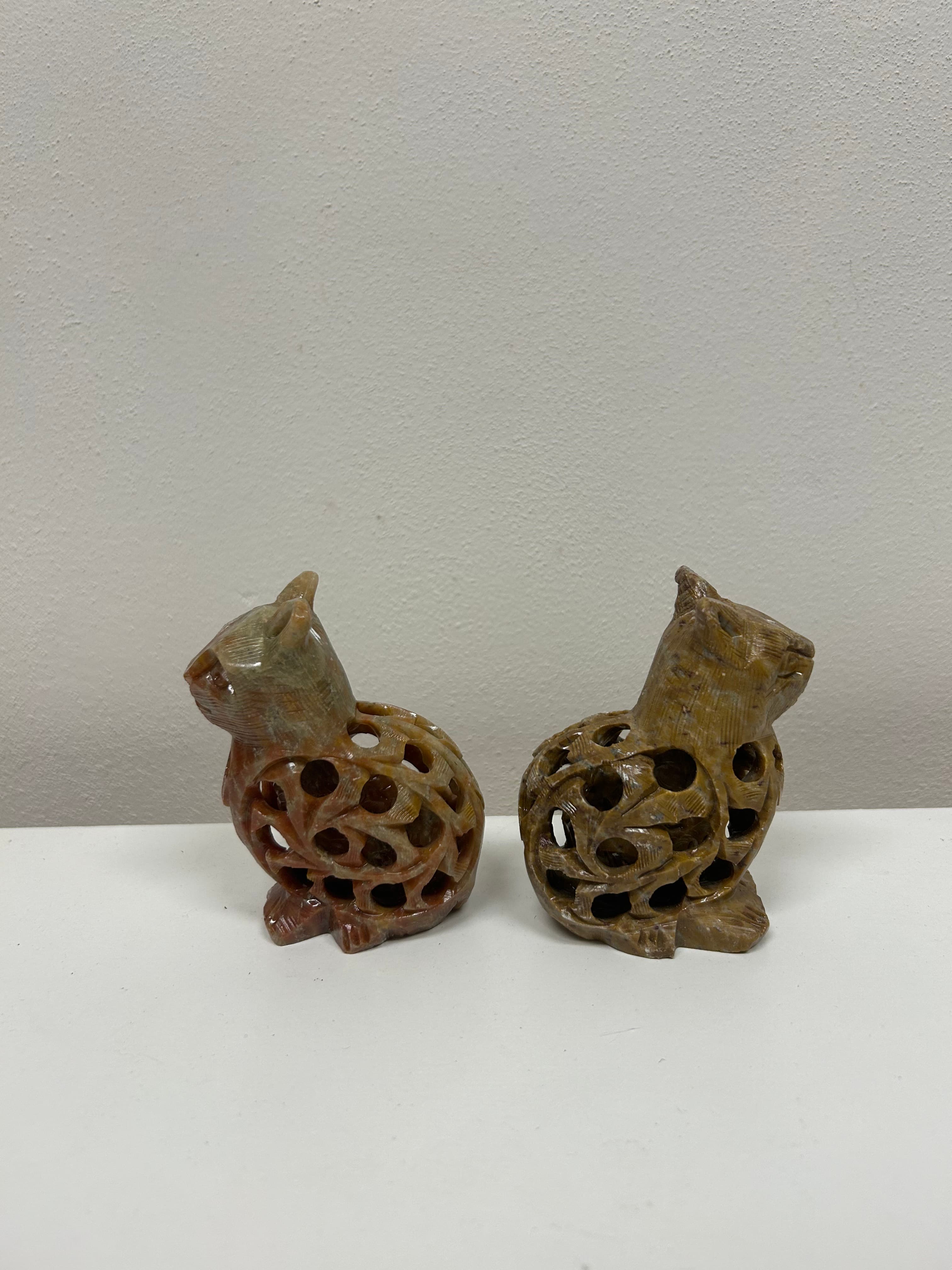 Pár kamenných koček — vyřezávaná ornamentika 2