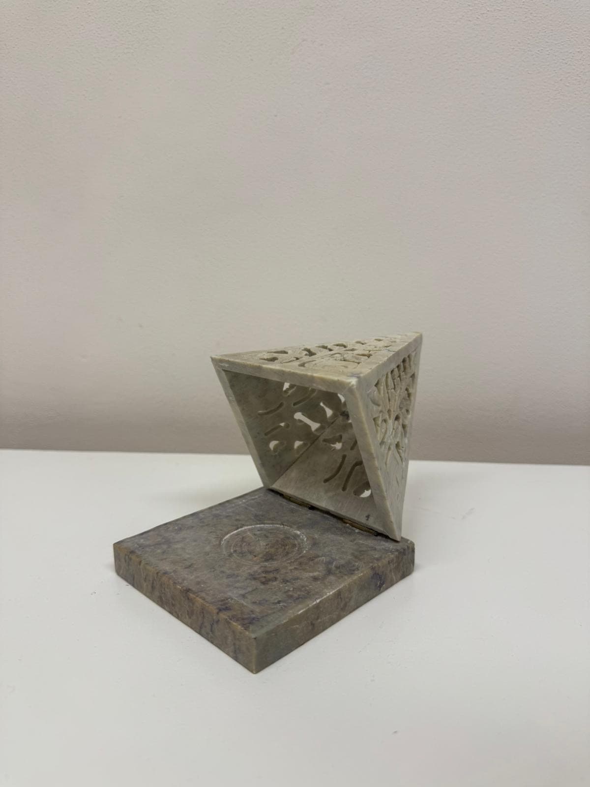 Kamenná pyramida — kadidelník / svícen 2