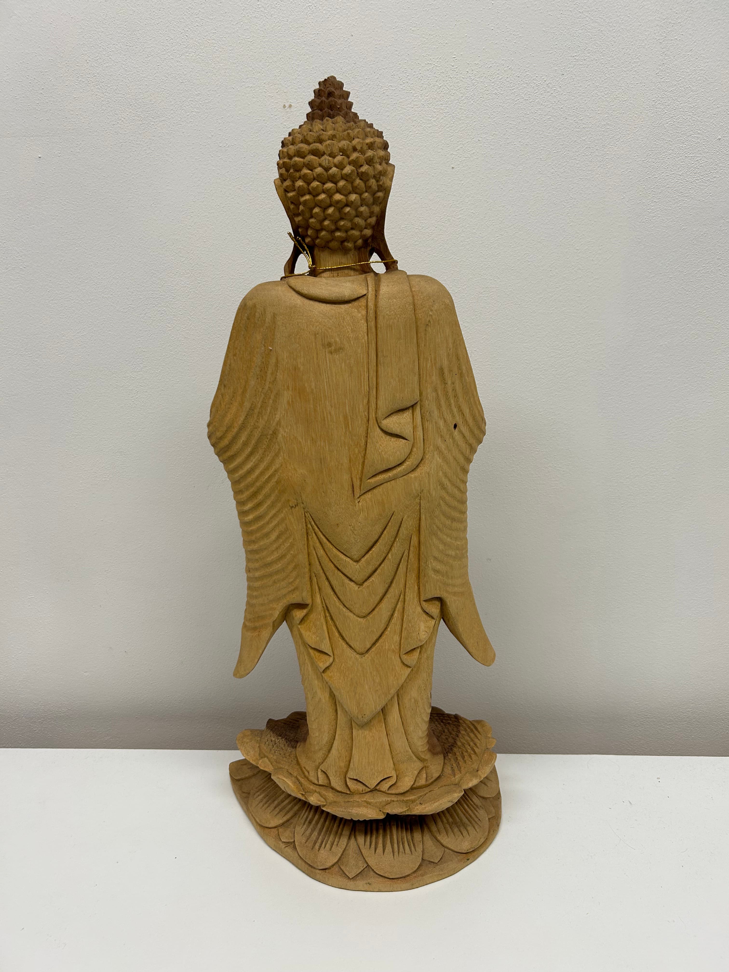 Stojící Buddha na lotosu — ručně řezaná dřevěná socha 3