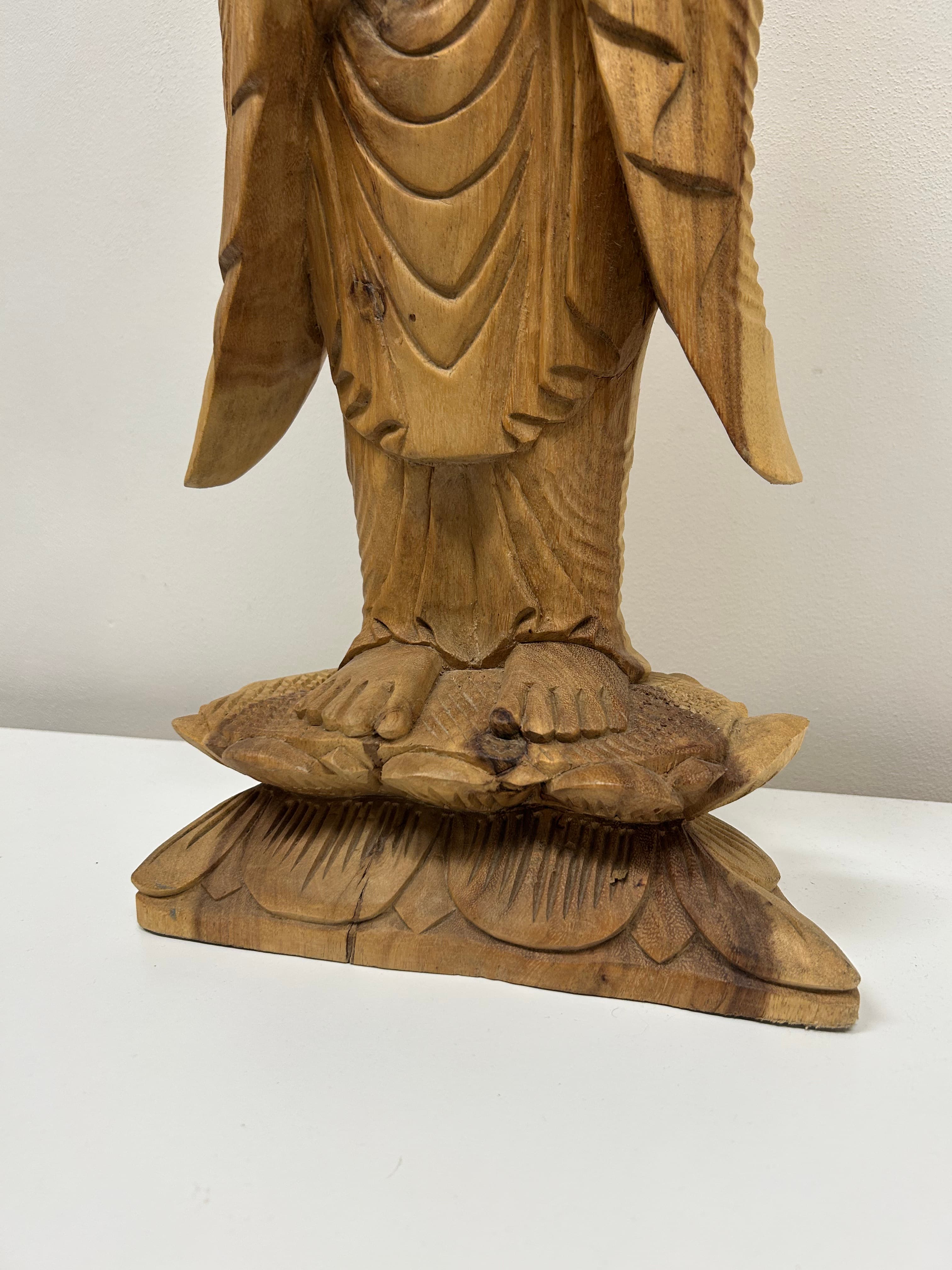 Stojící Buddha na lotosu — ručně řezaná dřevěná socha 2