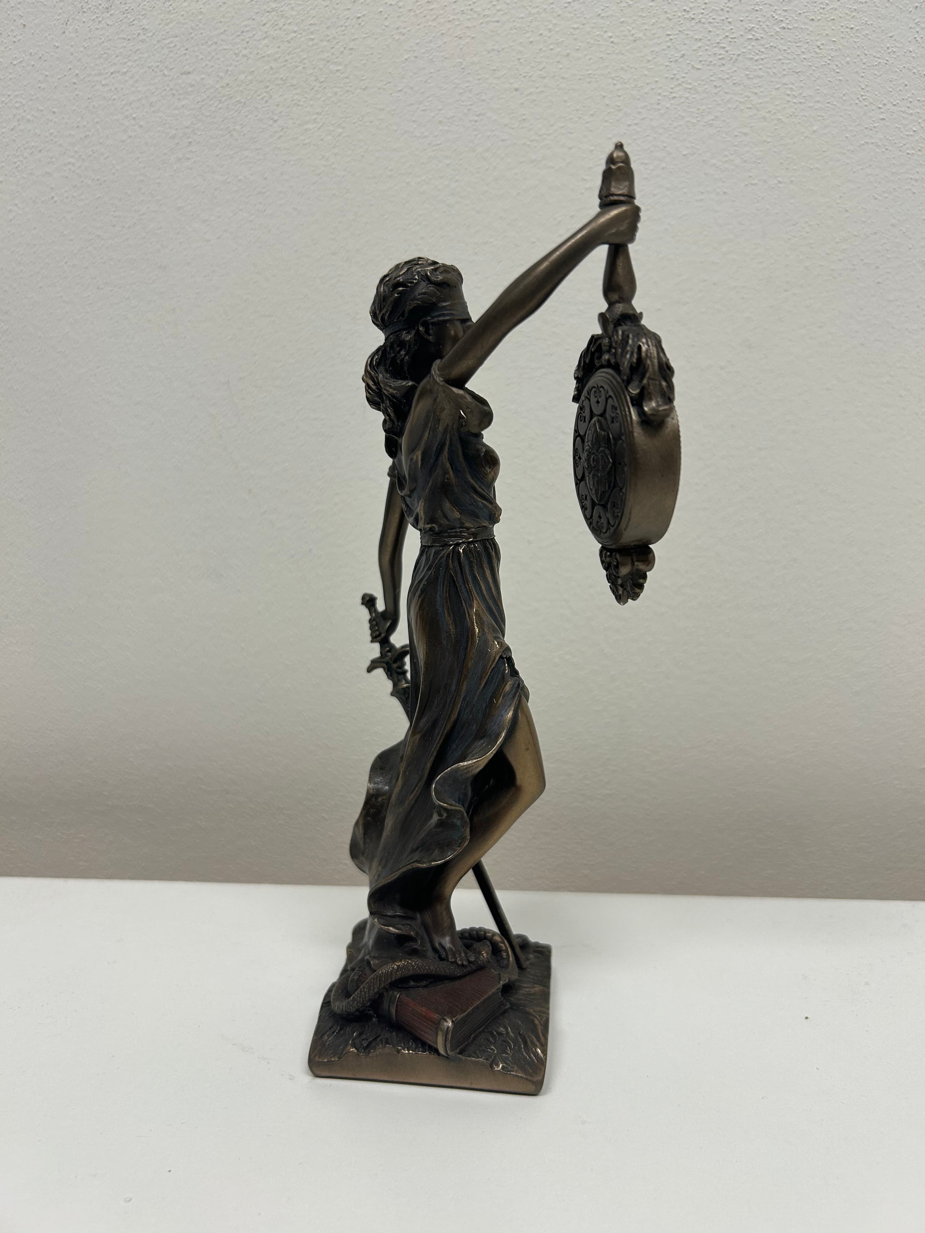 Justitia — bronzová socha bohyně spravedlnosti s hodinami 2