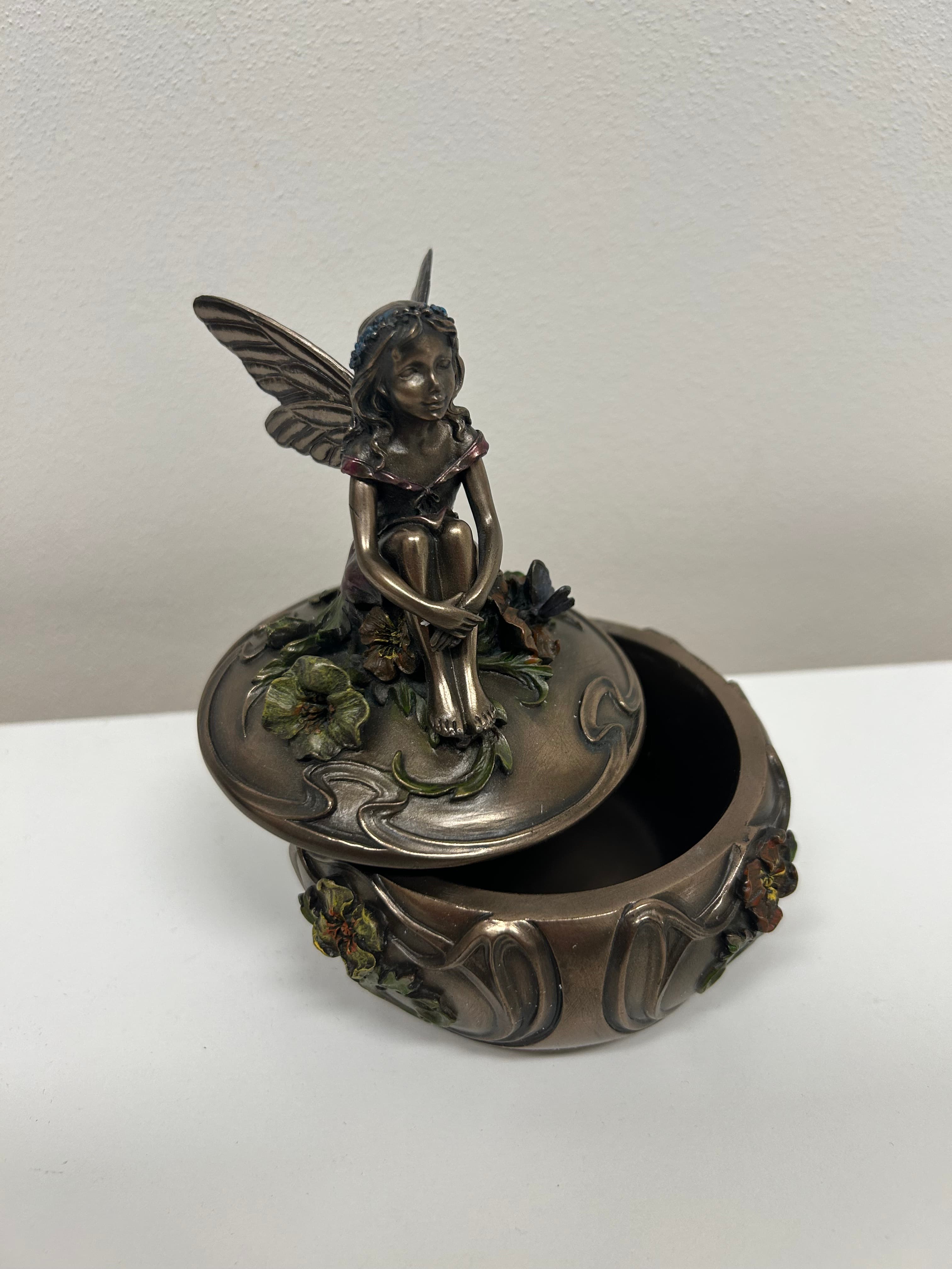 Art Nouveau šperkovnice s vílou a květinami 2