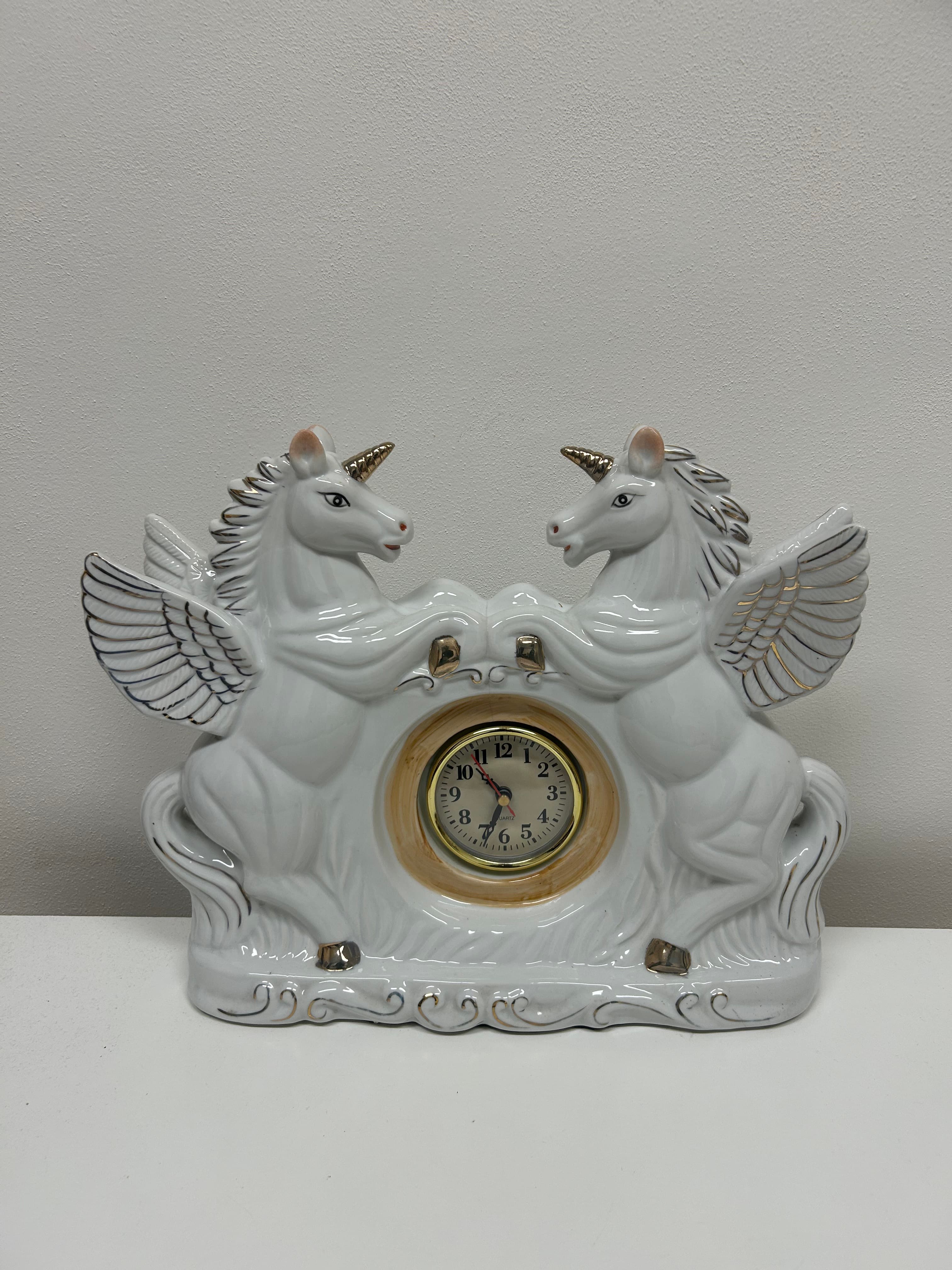 Porcelánové hodiny s okřídlenými jednorožci