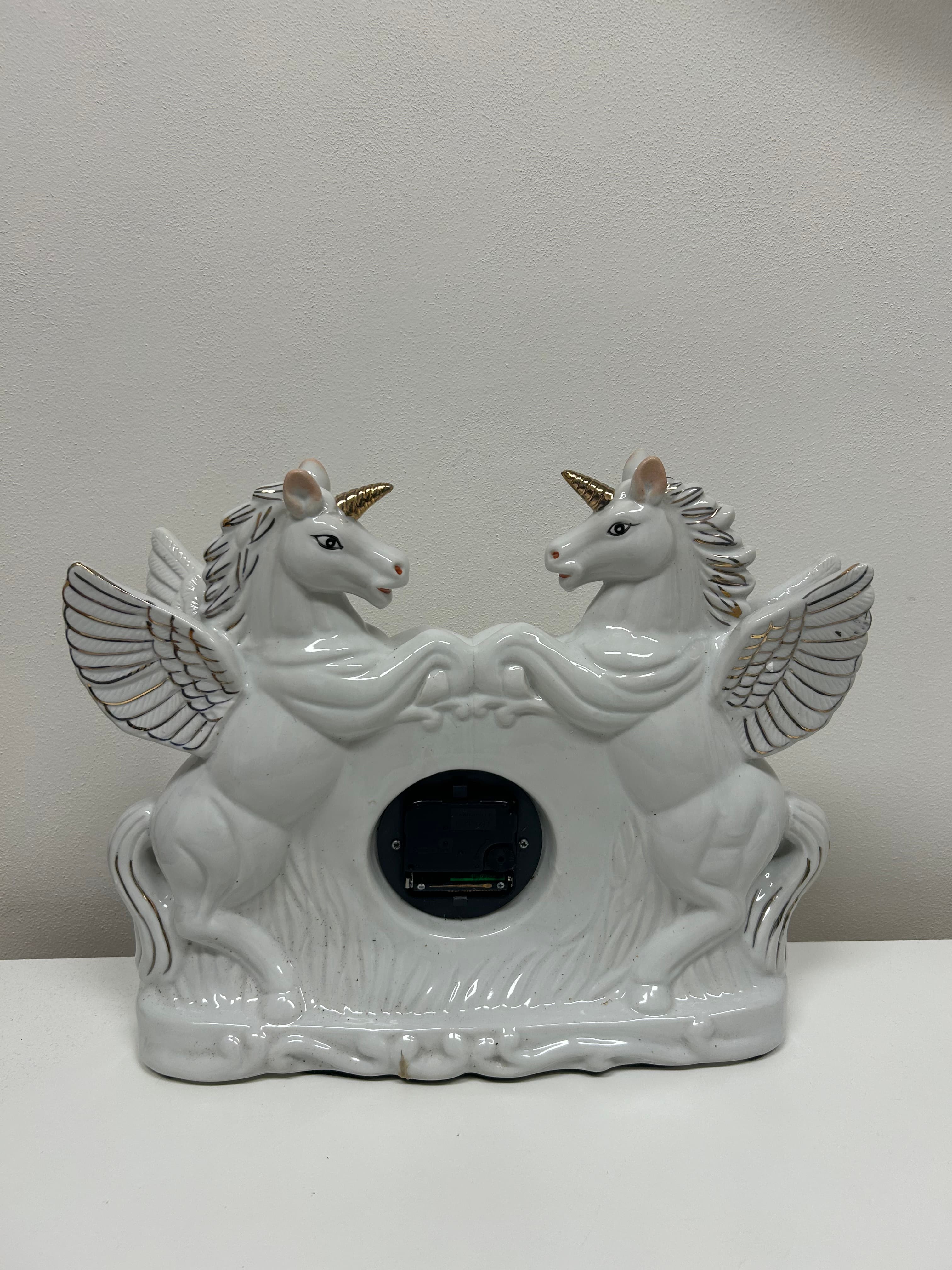 Porcelánové hodiny s okřídlenými jednorožci 2