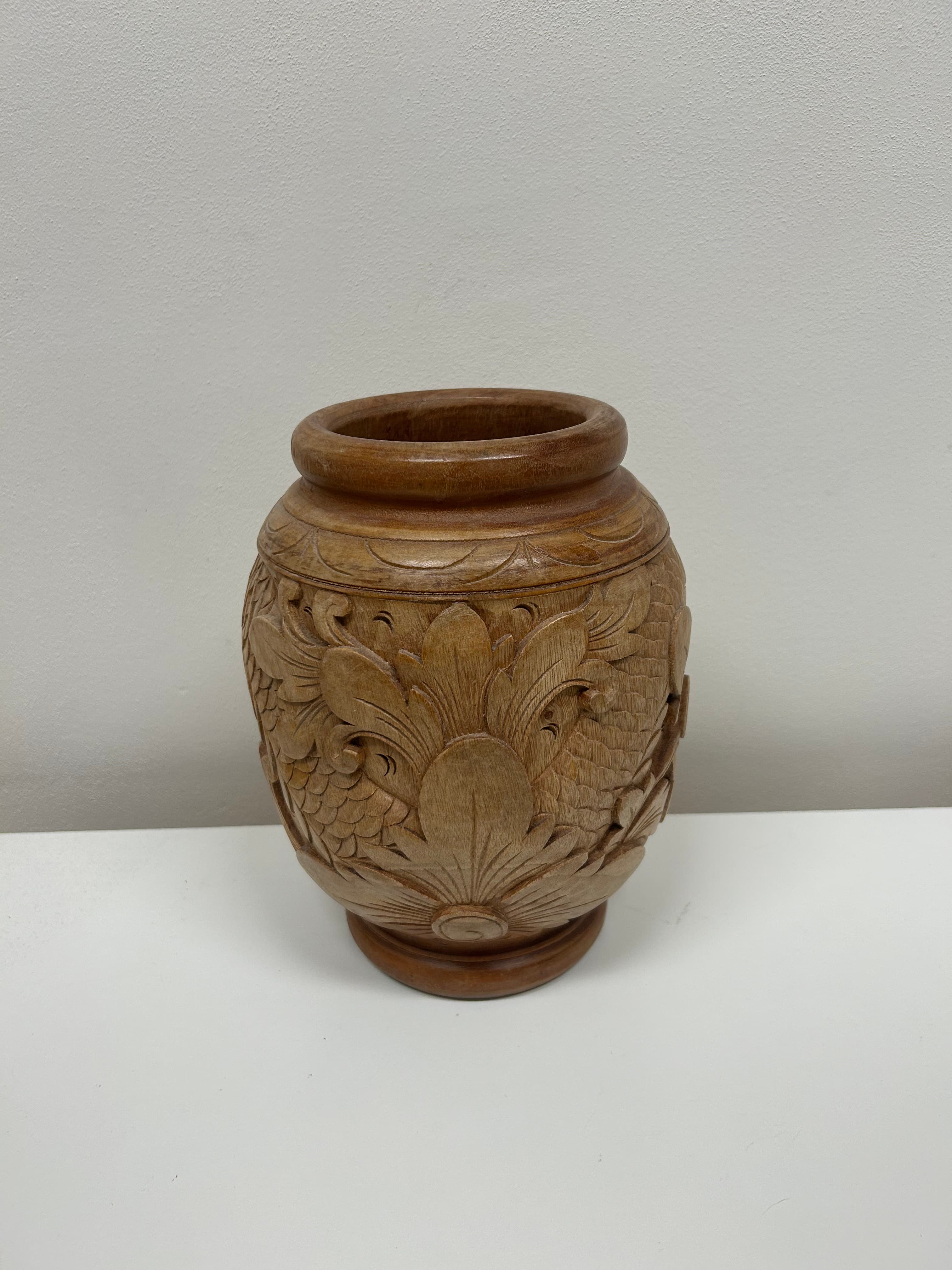 Ručně vyřezávaná dřevěná váza — florální motiv