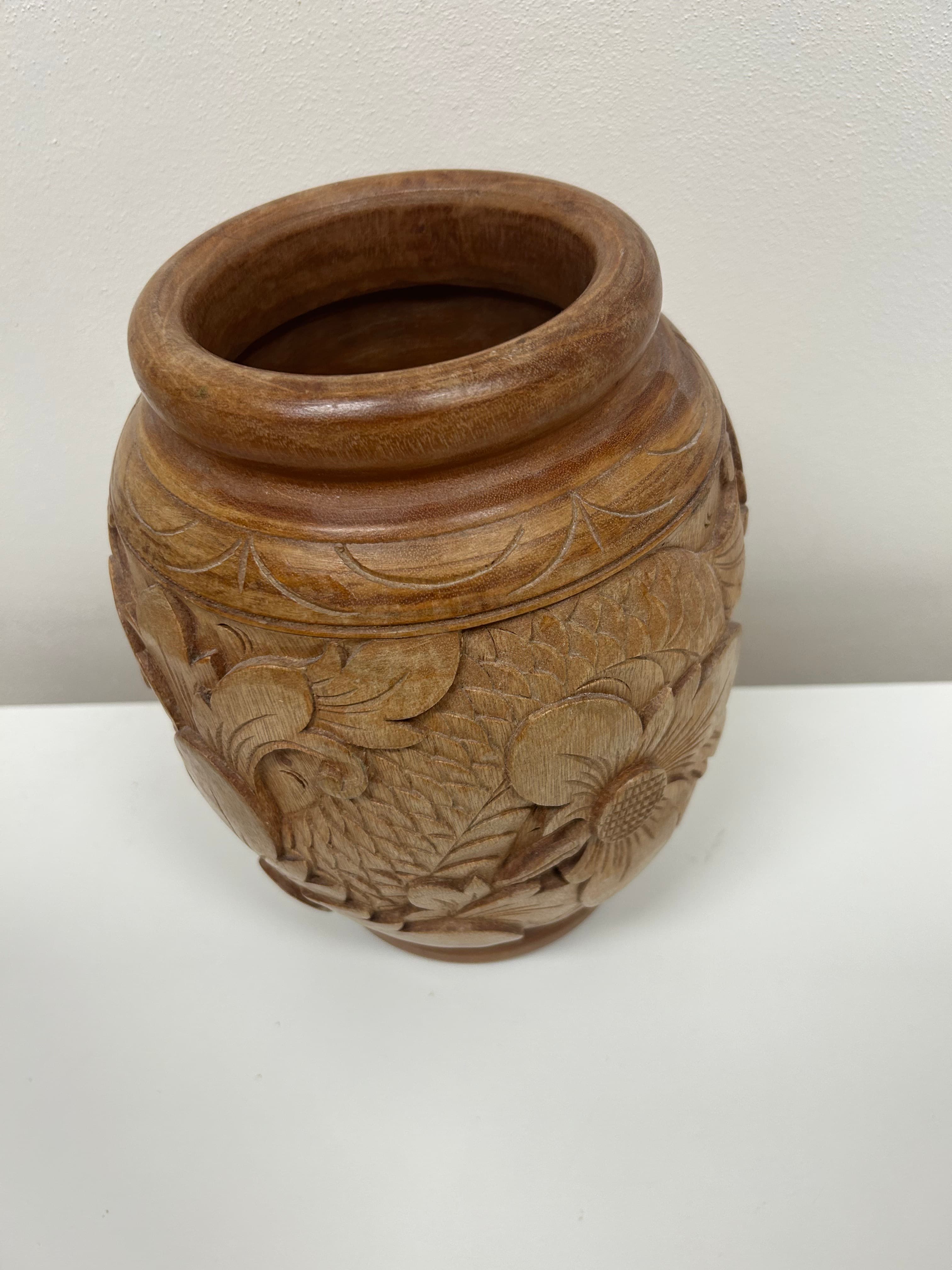 Ručně vyřezávaná dřevěná váza — florální motiv 2