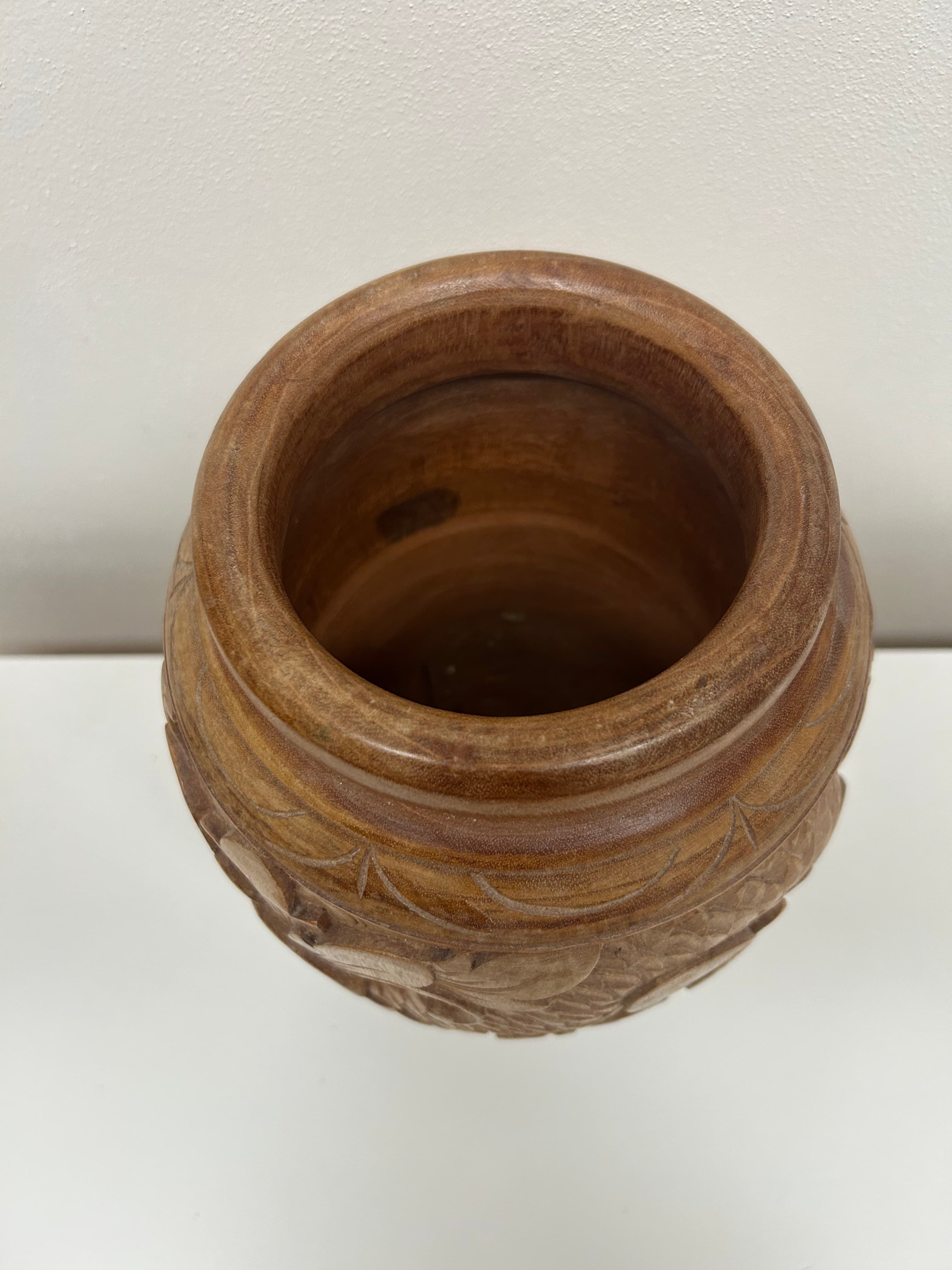 Ručně vyřezávaná dřevěná váza — florální motiv 3