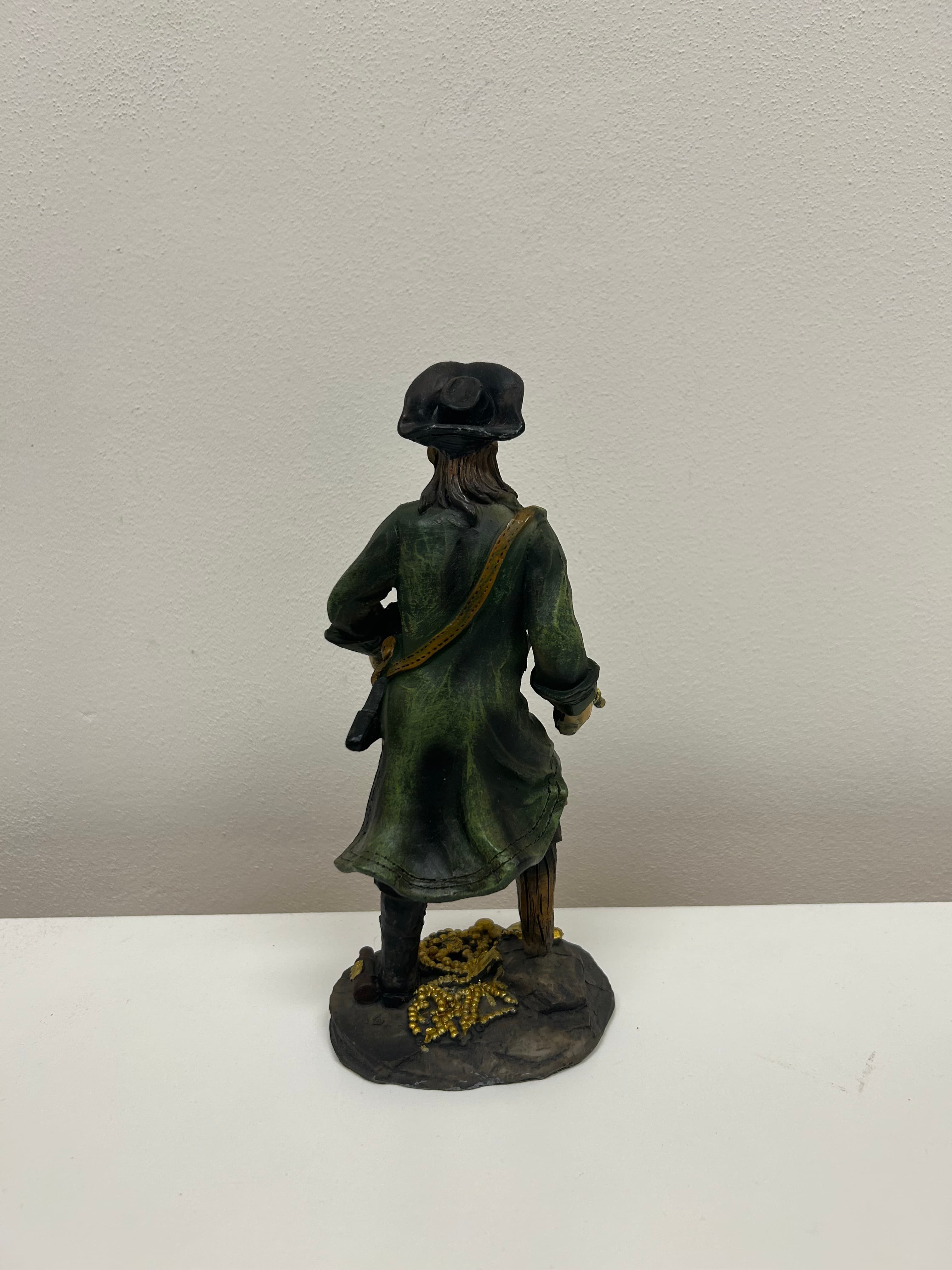 Figurka piráta — kapitán s pokladem 2