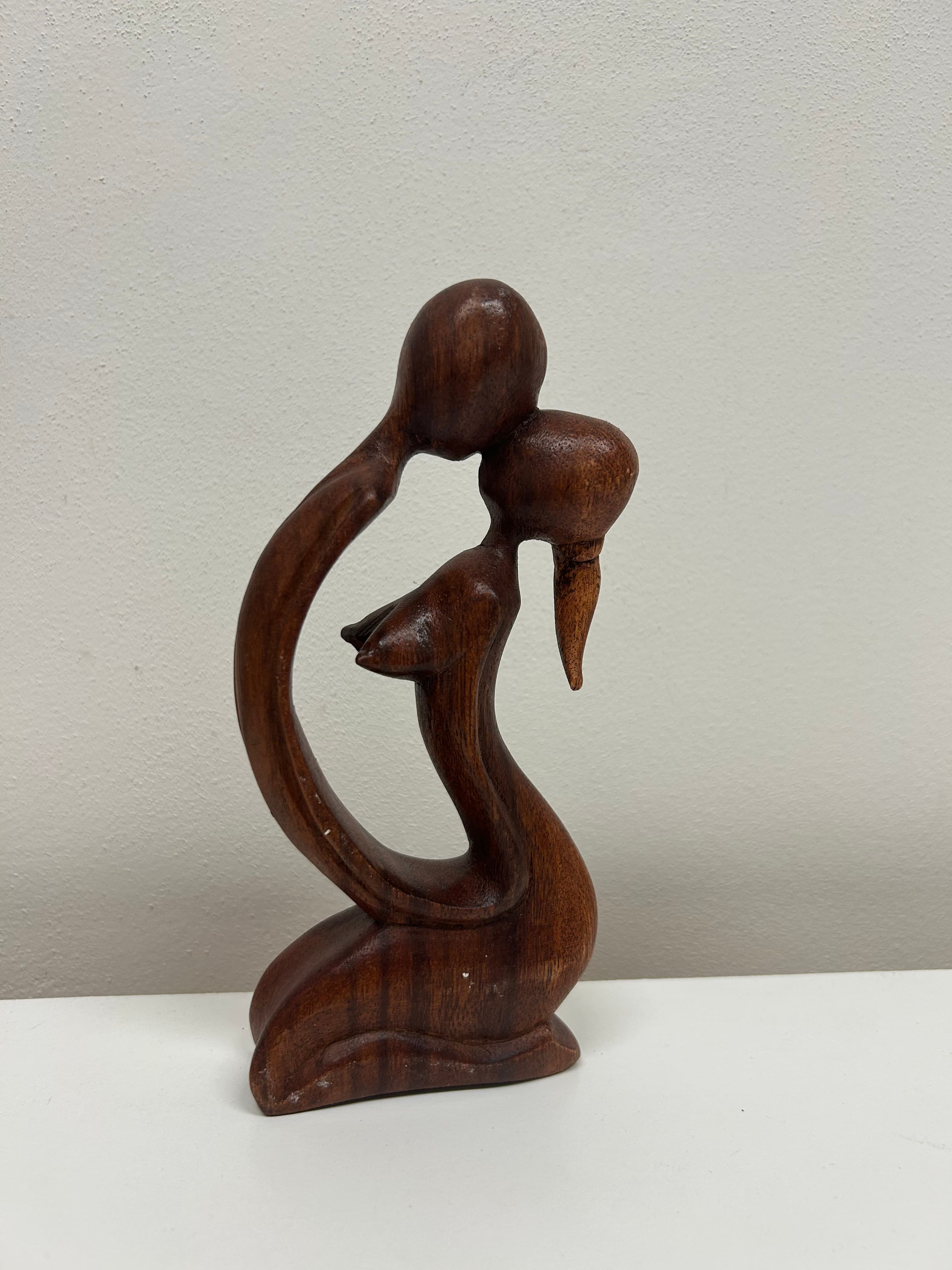 Abstraktní dřevěná soška — milenci 3