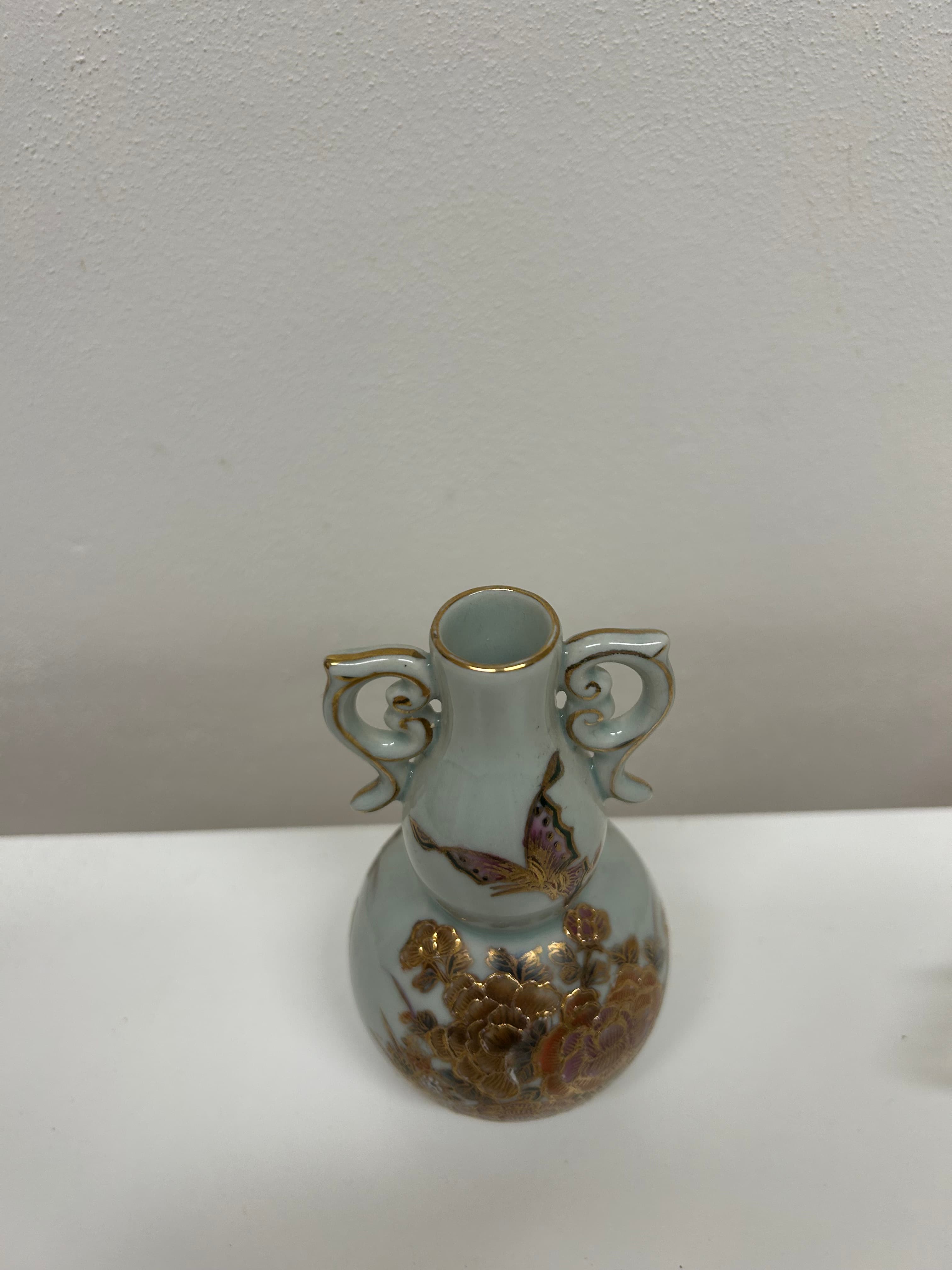 Japonská porcelánová vázička — motýl a pivoňky 3