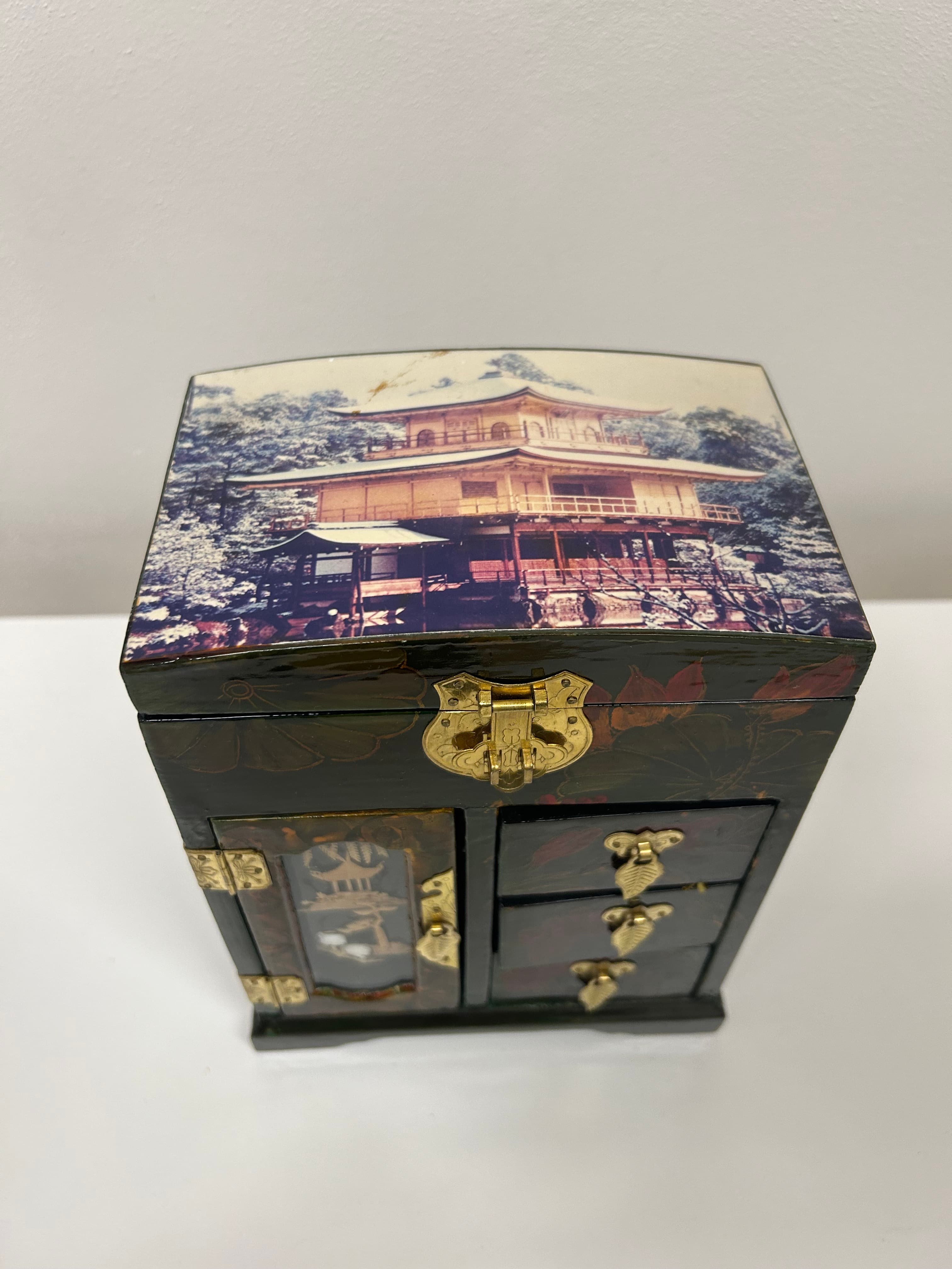 Čínská lakovaná šperkovnice — chinoiserie s perleťovou intarzií 3