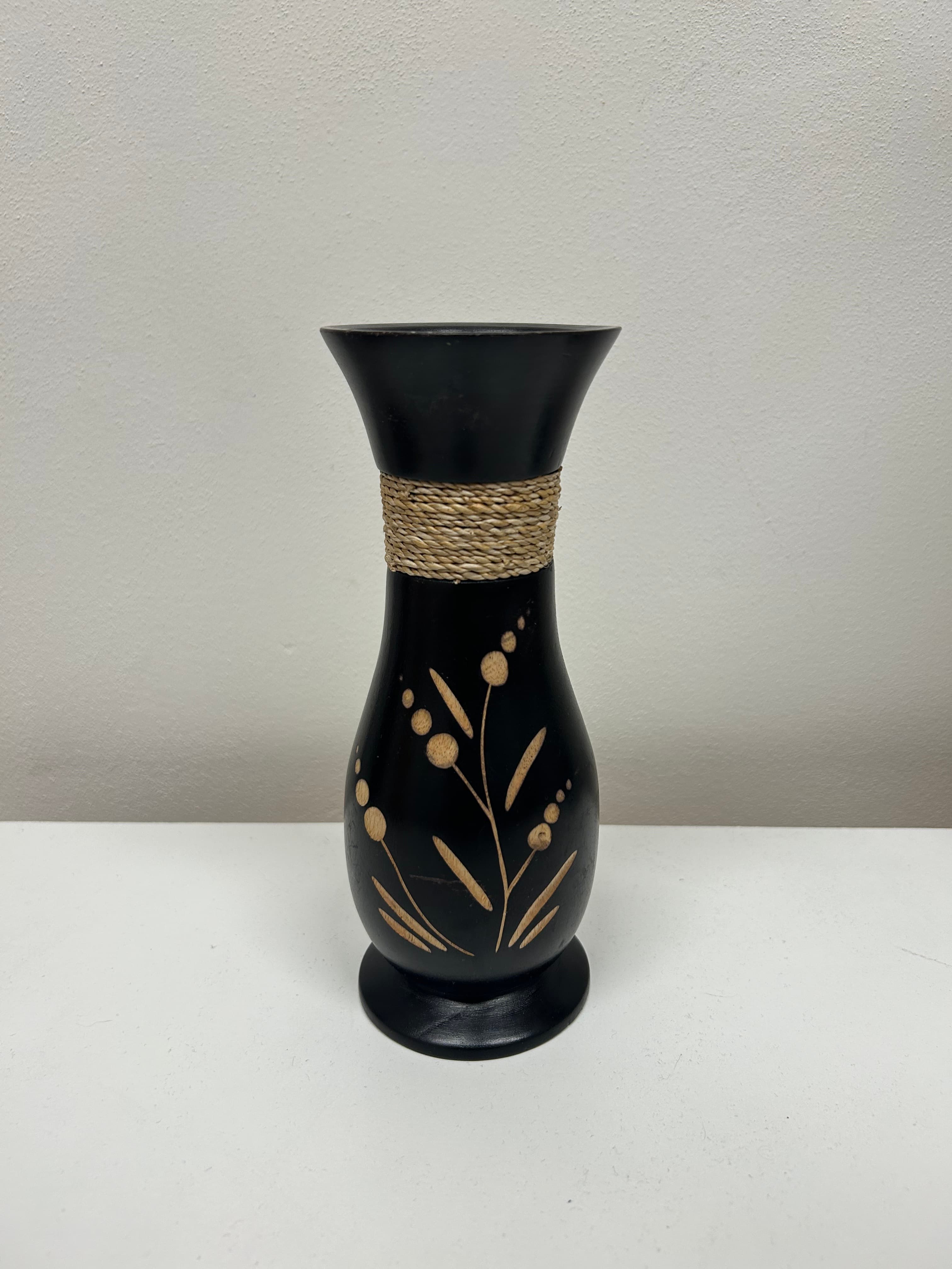 Černá dřevěná váza s jutovým opletem 3