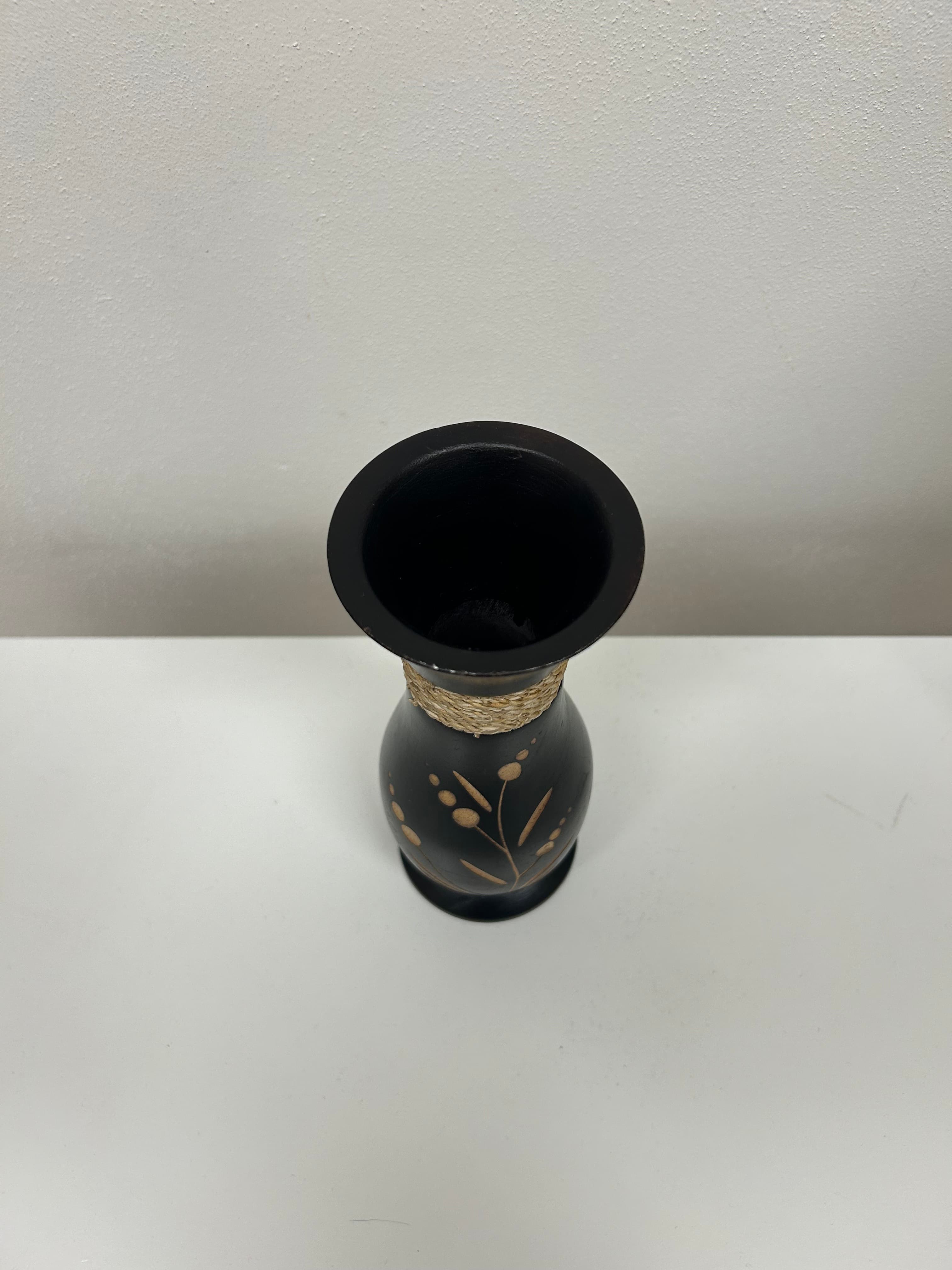 Černá dřevěná váza s jutovým opletem 2