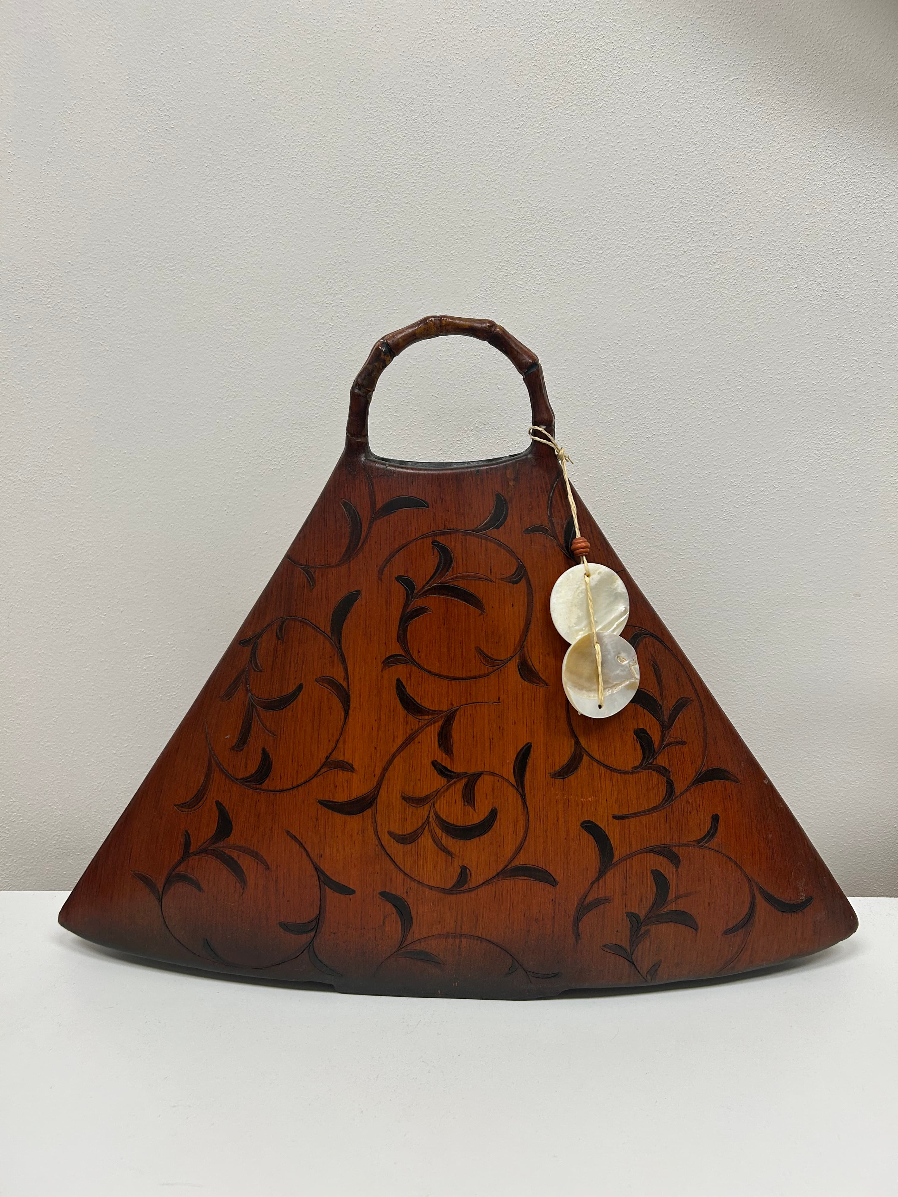 Trojúhelníková dřevěná váza s bambusovým uchem