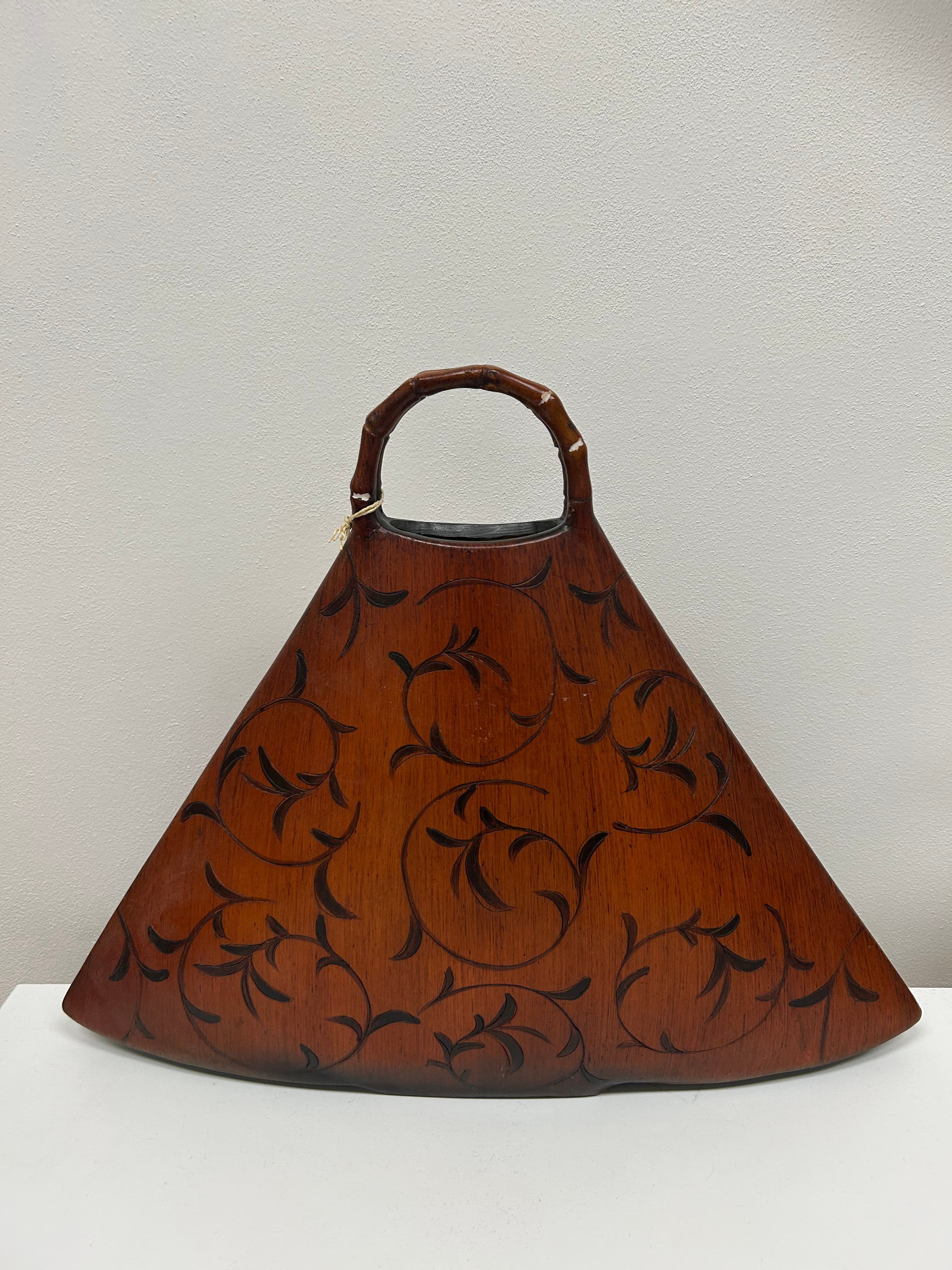 Trojúhelníková dřevěná váza s bambusovým uchem 2