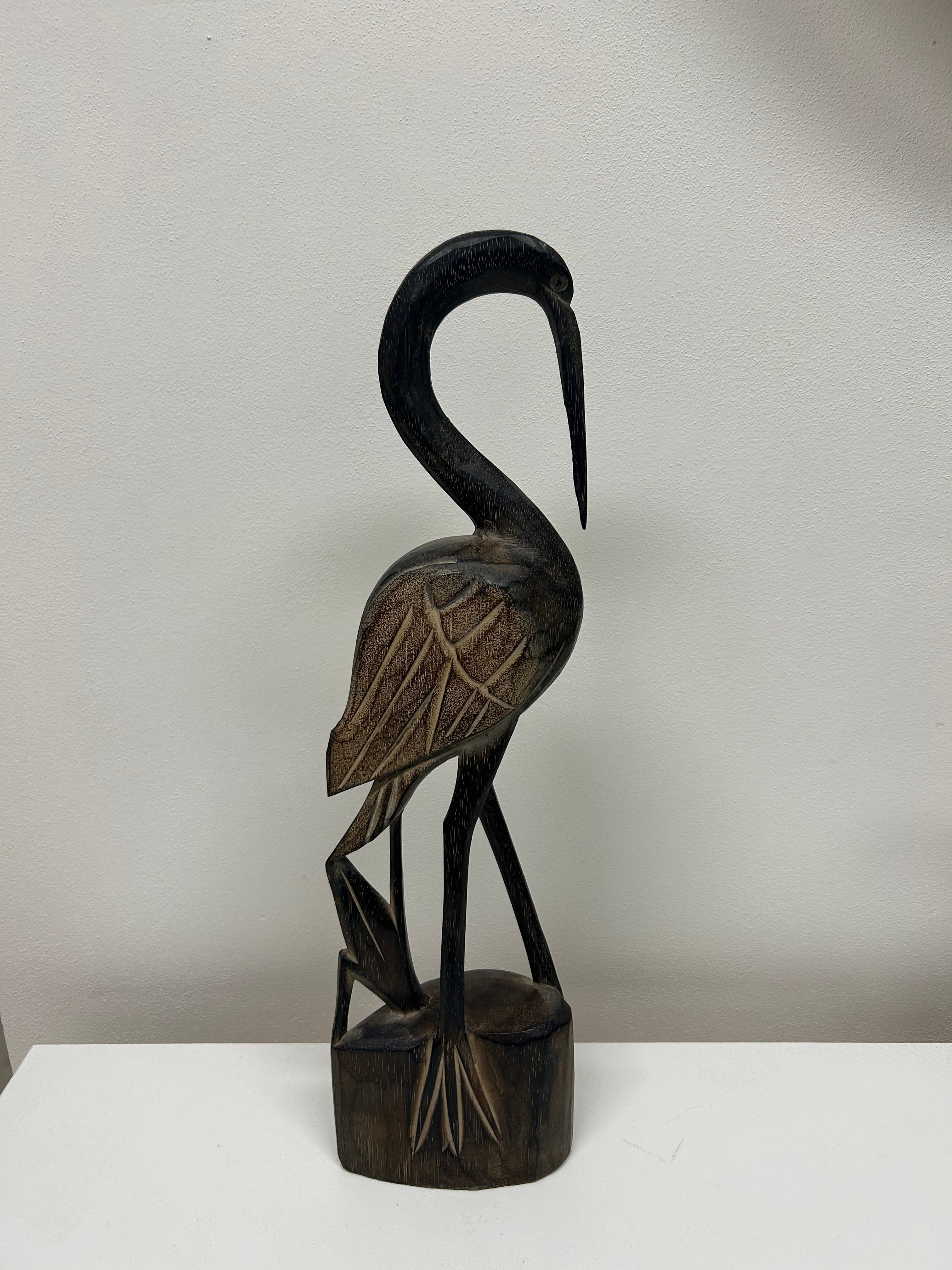 Dřevěná socha volavky — tmavá