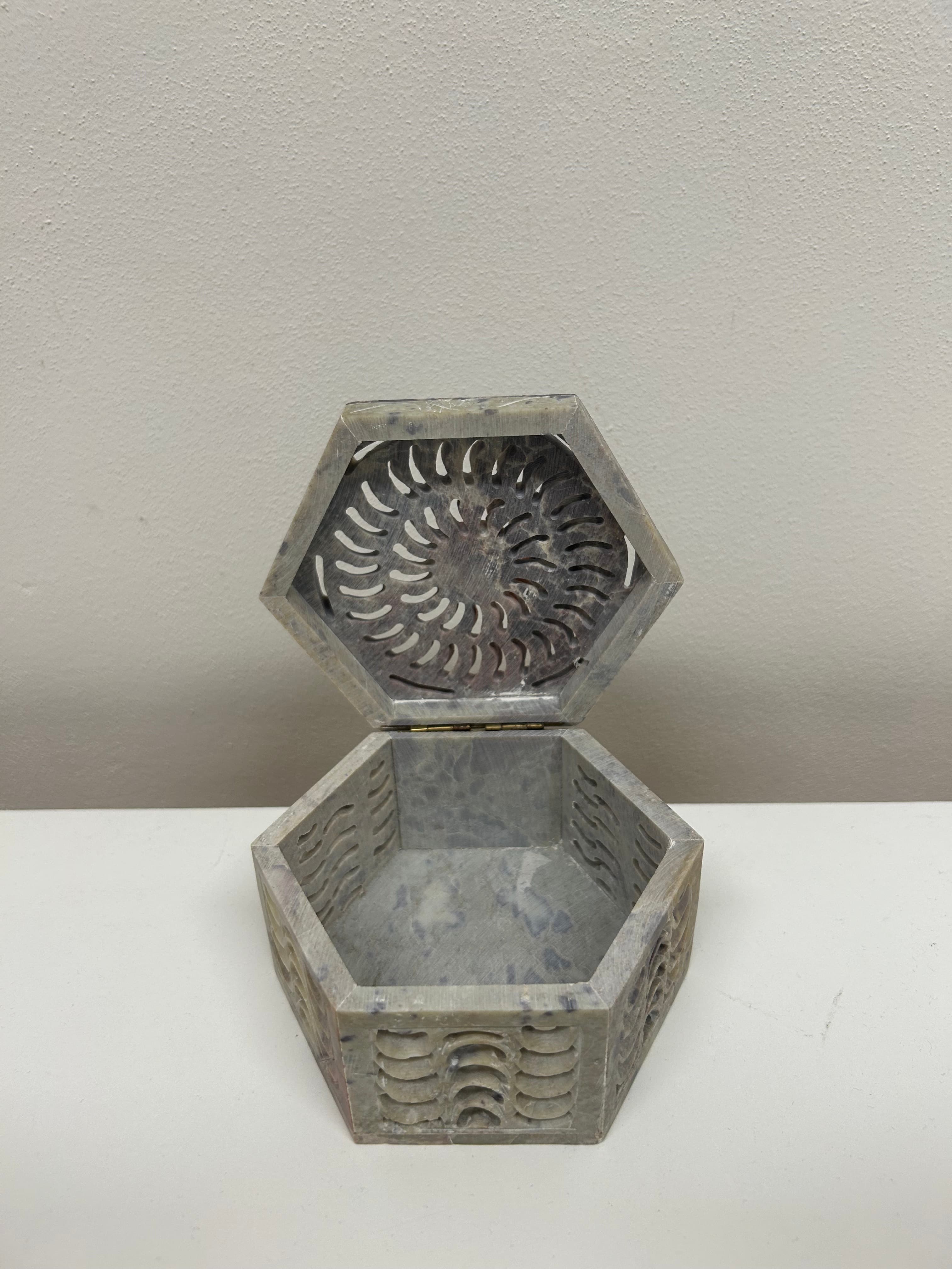 Šestihranná škatulka — vyřezávaný kámen 2