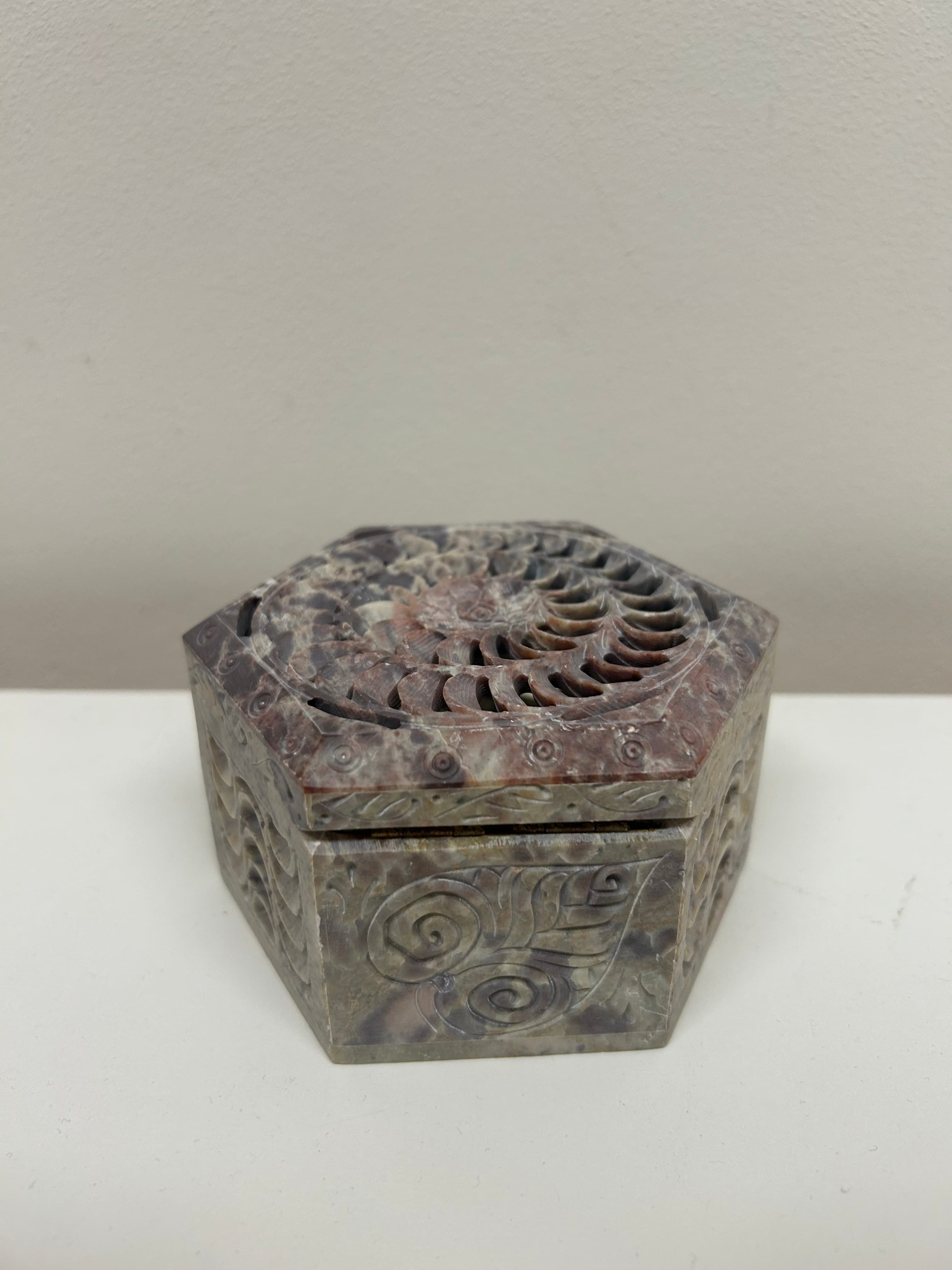 Šestihranná škatulka — vyřezávaný kámen 3