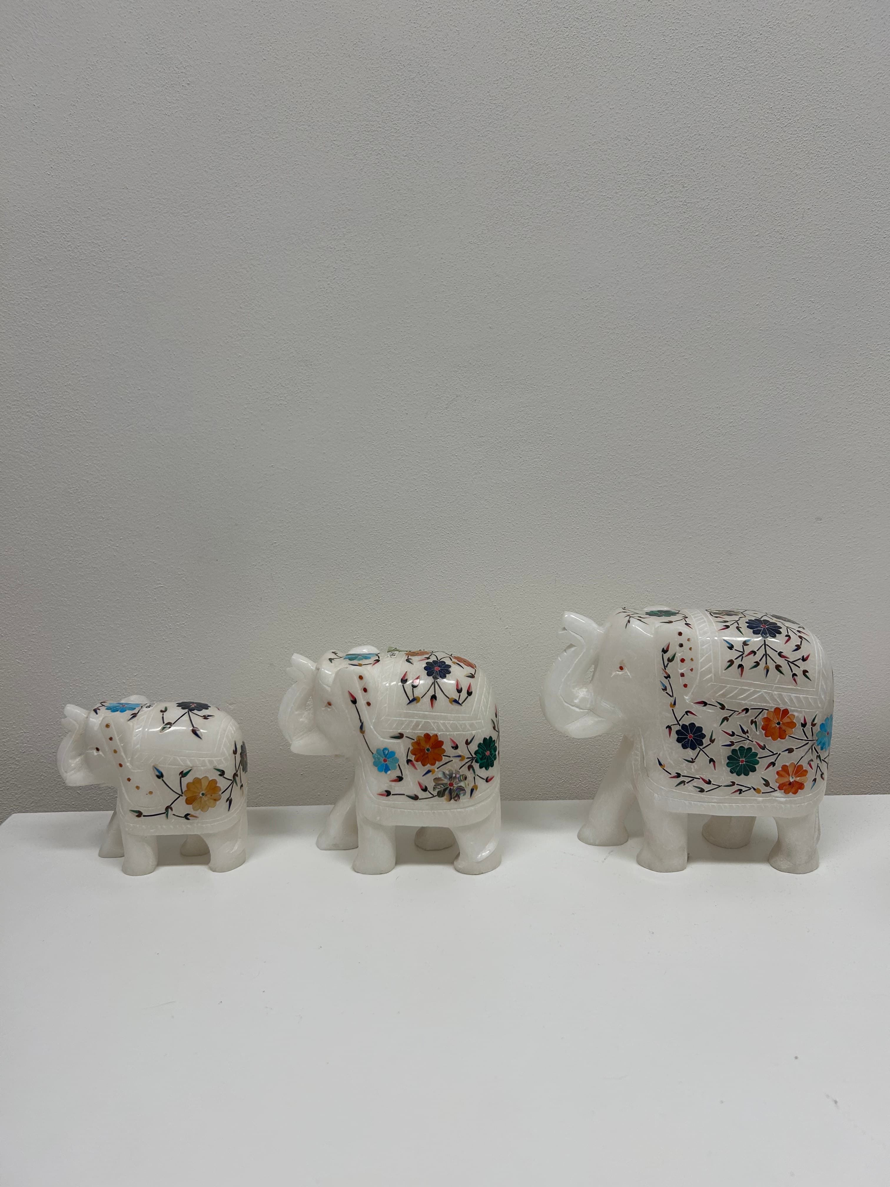 Sada 3 slonů — bílý mramor s polodrahokamy
