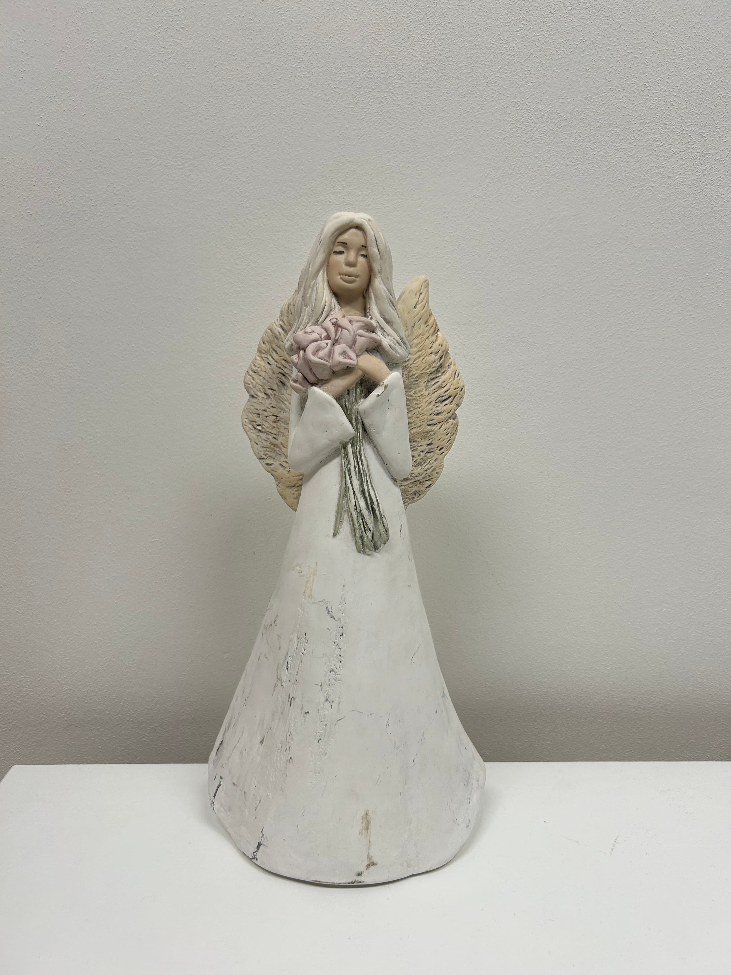 Velký anděl s růžemi — bílá patina