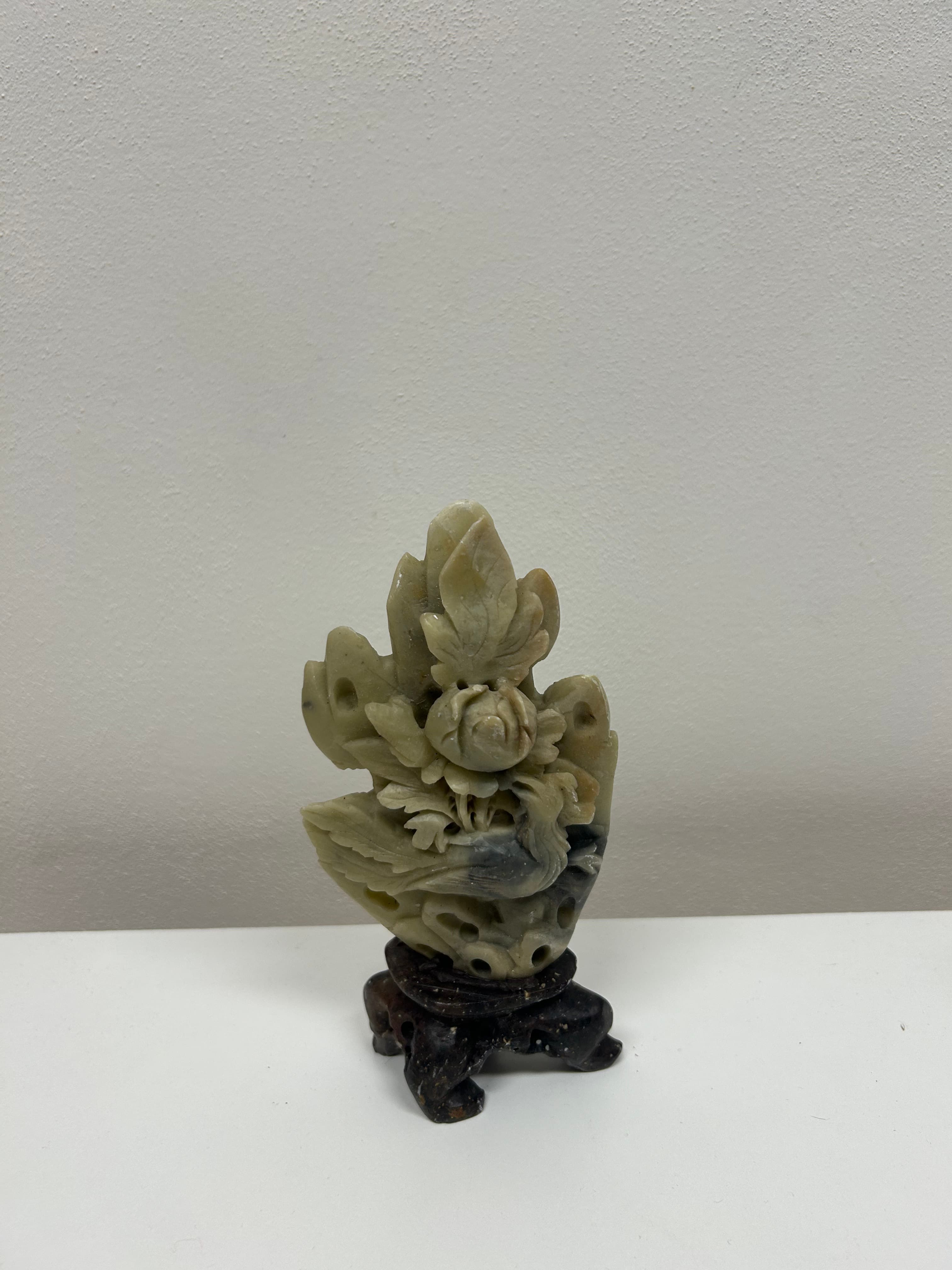 Čínská kamenná řezba — květ s motýlem