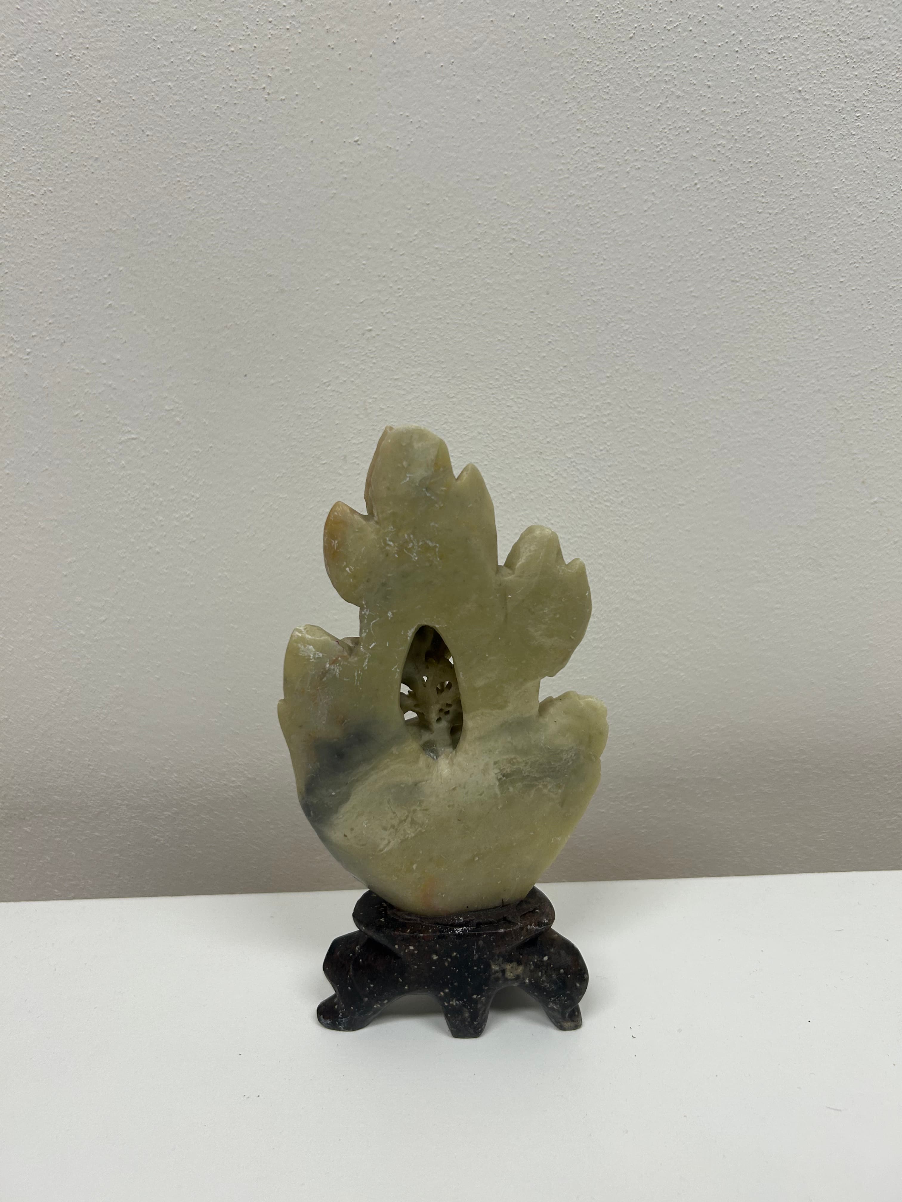 Čínská kamenná řezba — květ s motýlem 2