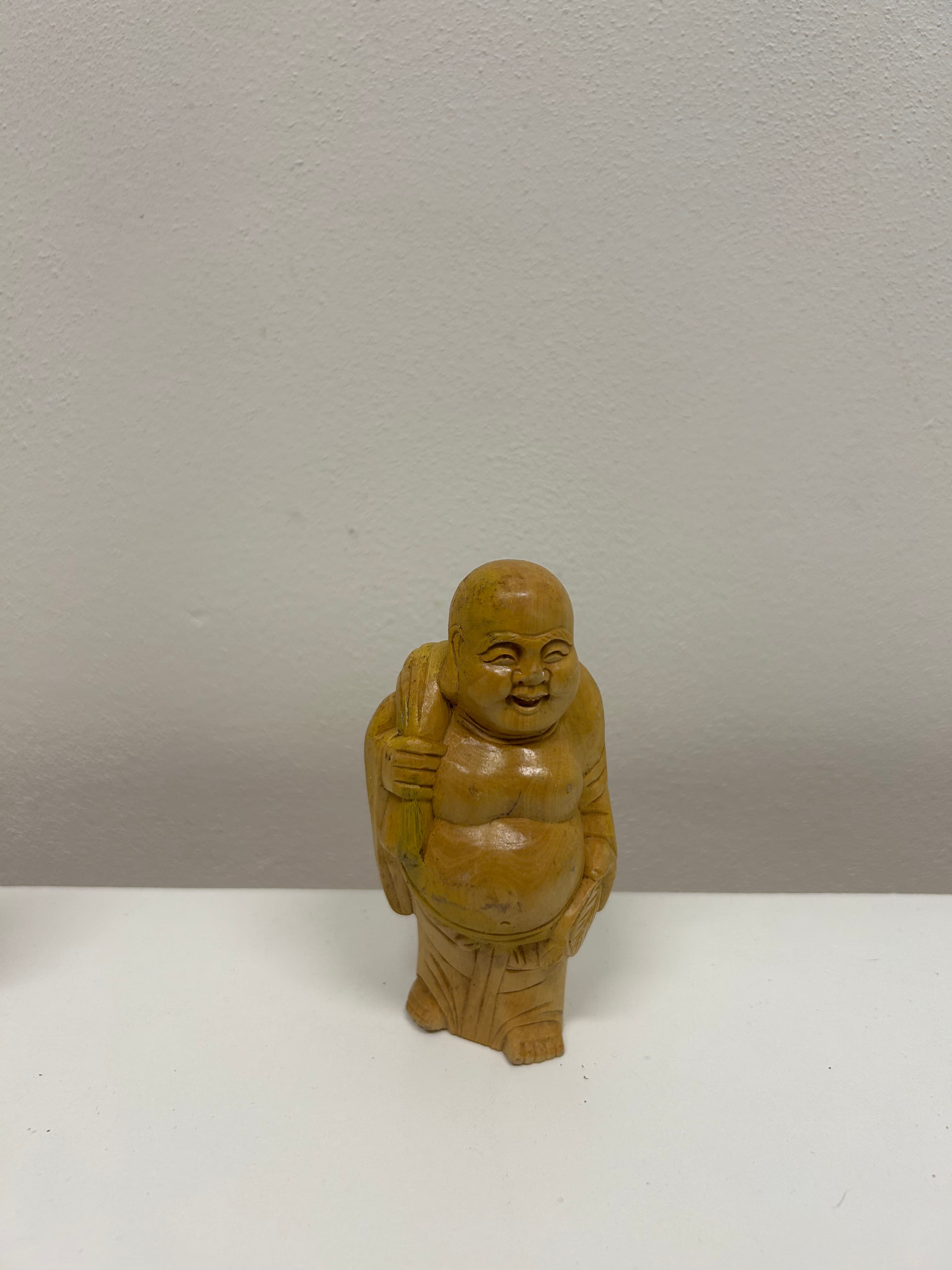 Smějící se Buddha — ručně řezaný kámen