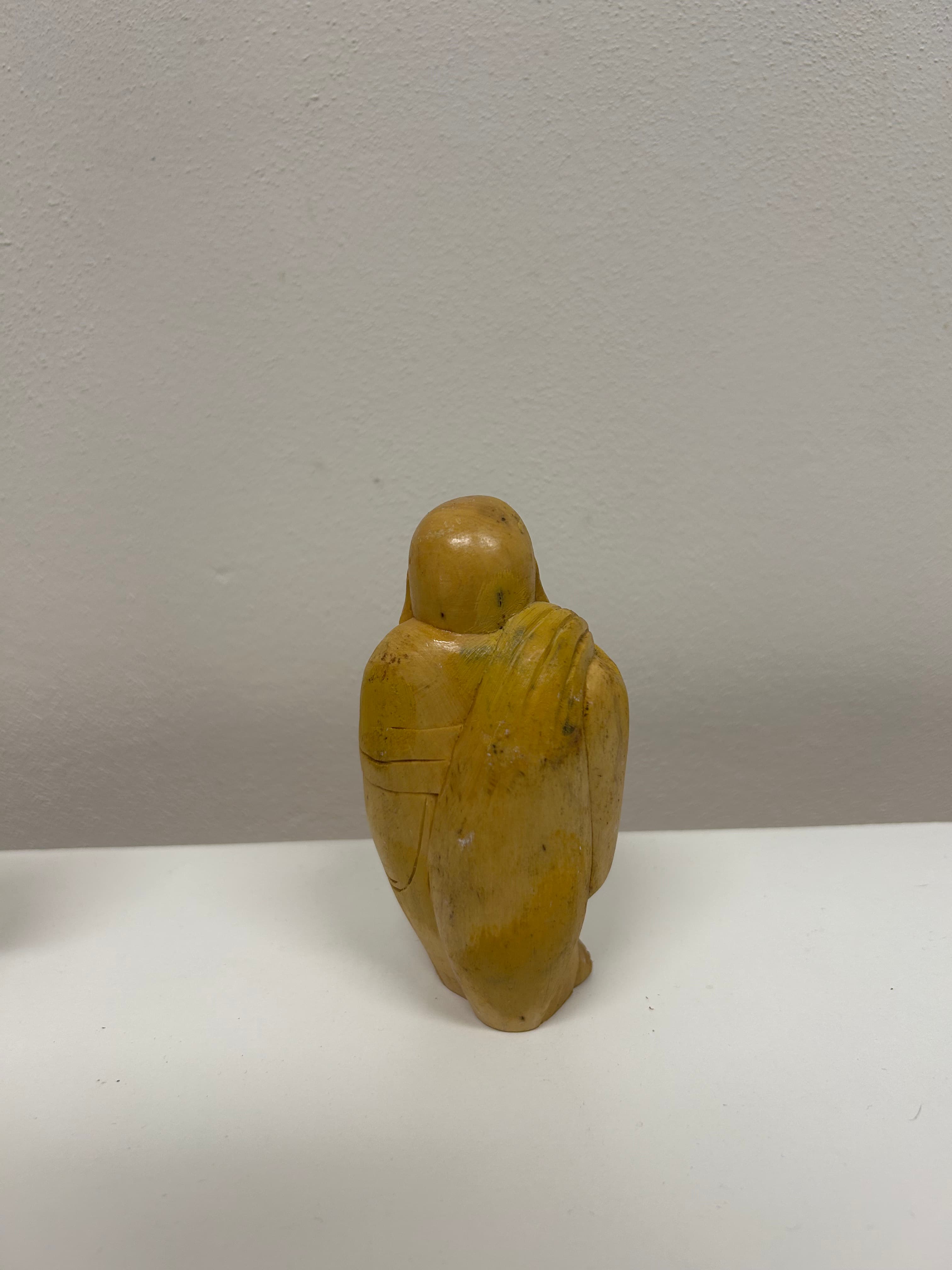 Smějící se Buddha — ručně řezaný kámen 2