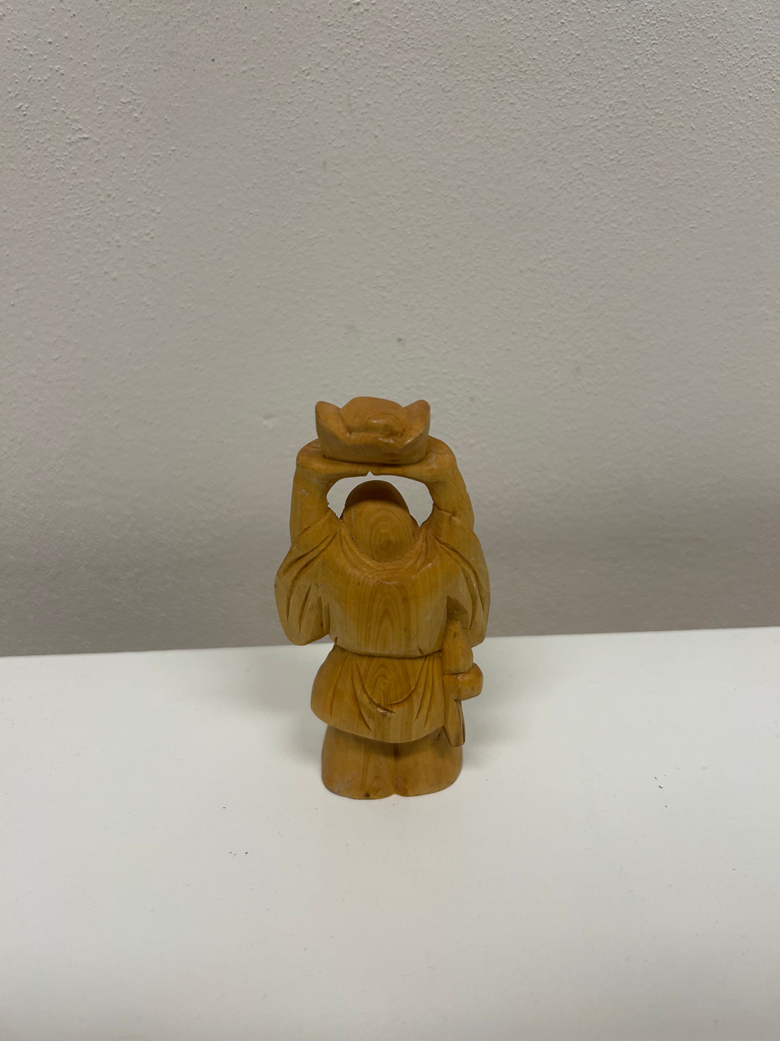 Smějící se Buddha s ingoty — ručně řezané dřevo 2