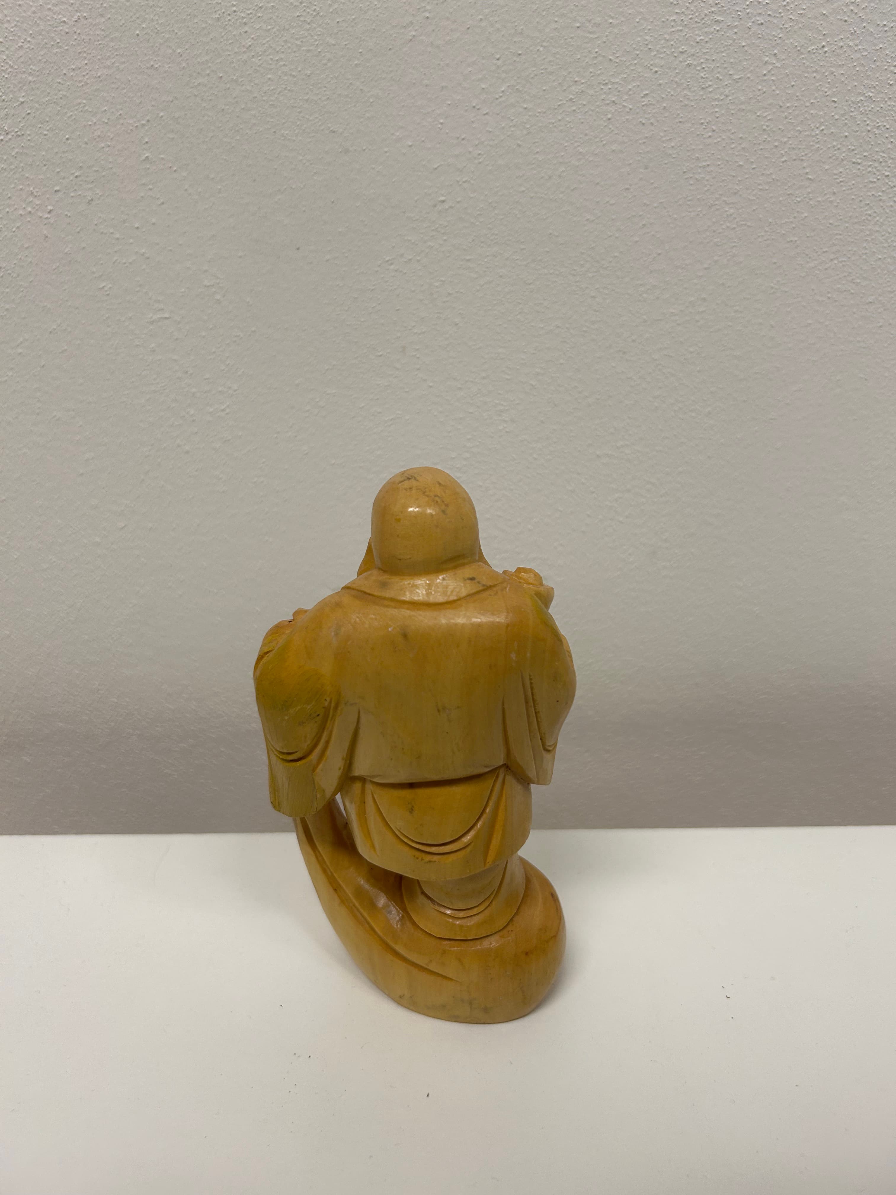 Smějící se Buddha s růžencem — ručně řezané dřevo 2