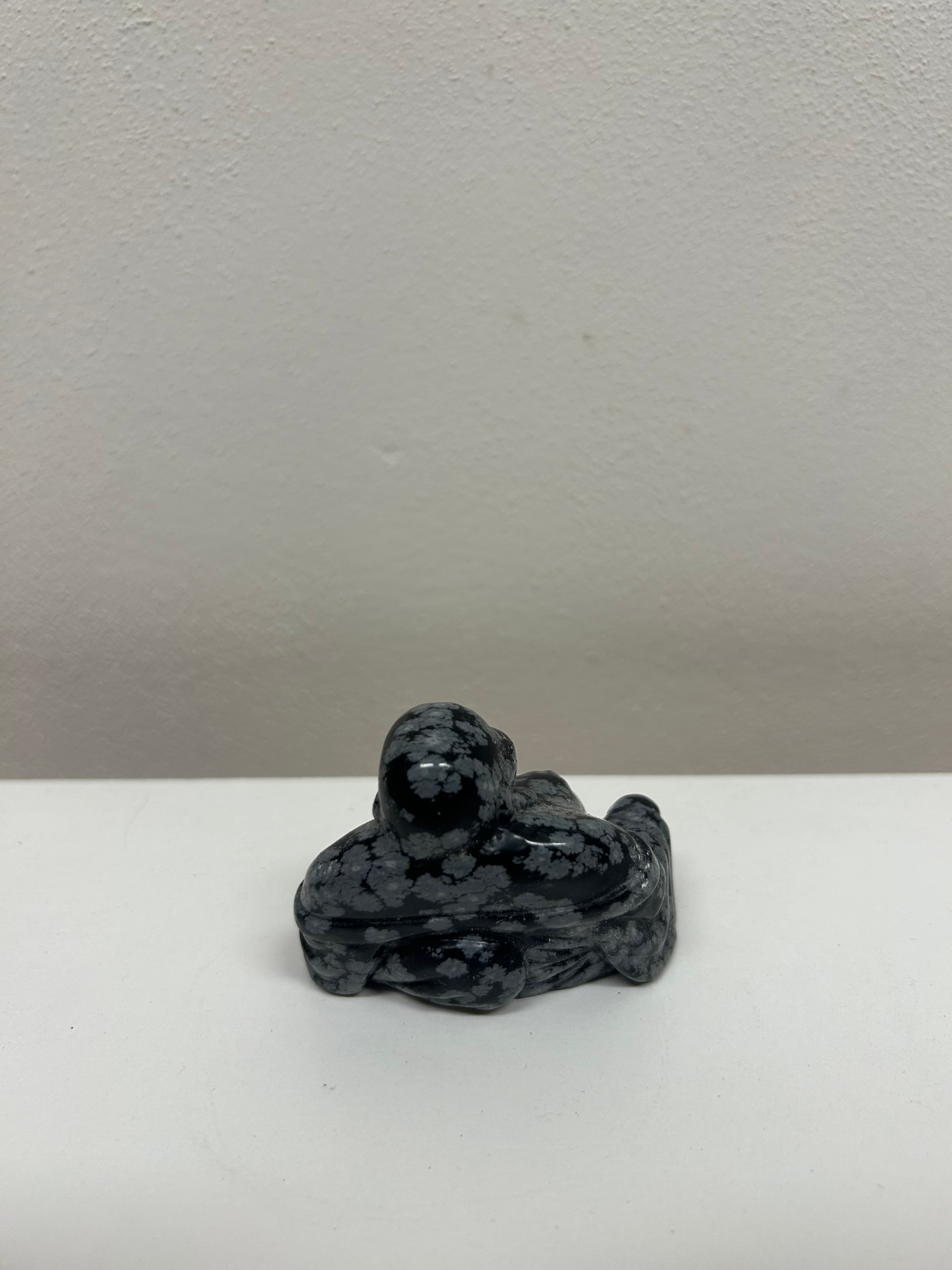 Sedící Buddha — sněžný obsidián 2