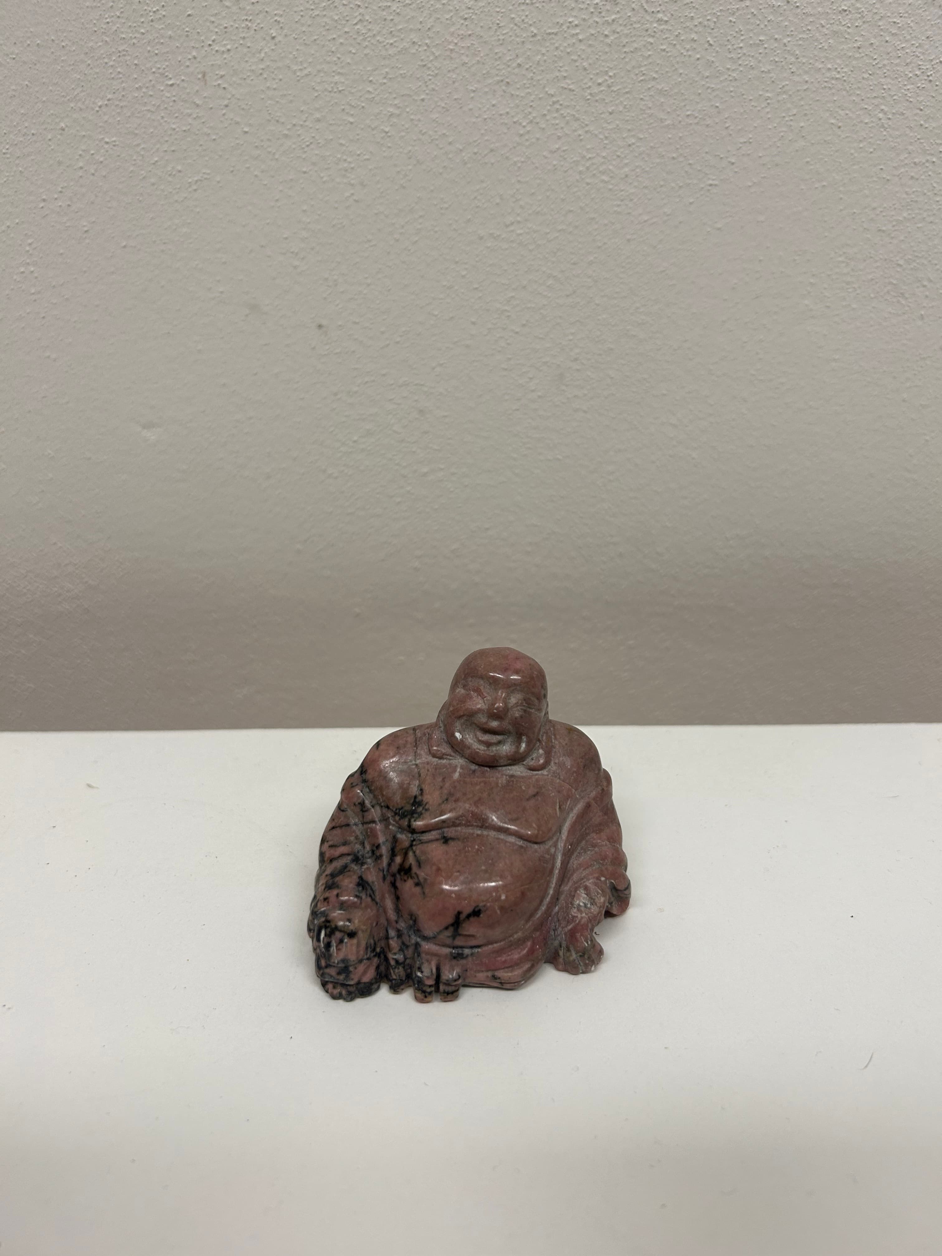 Sedící Buddha — rhodonit