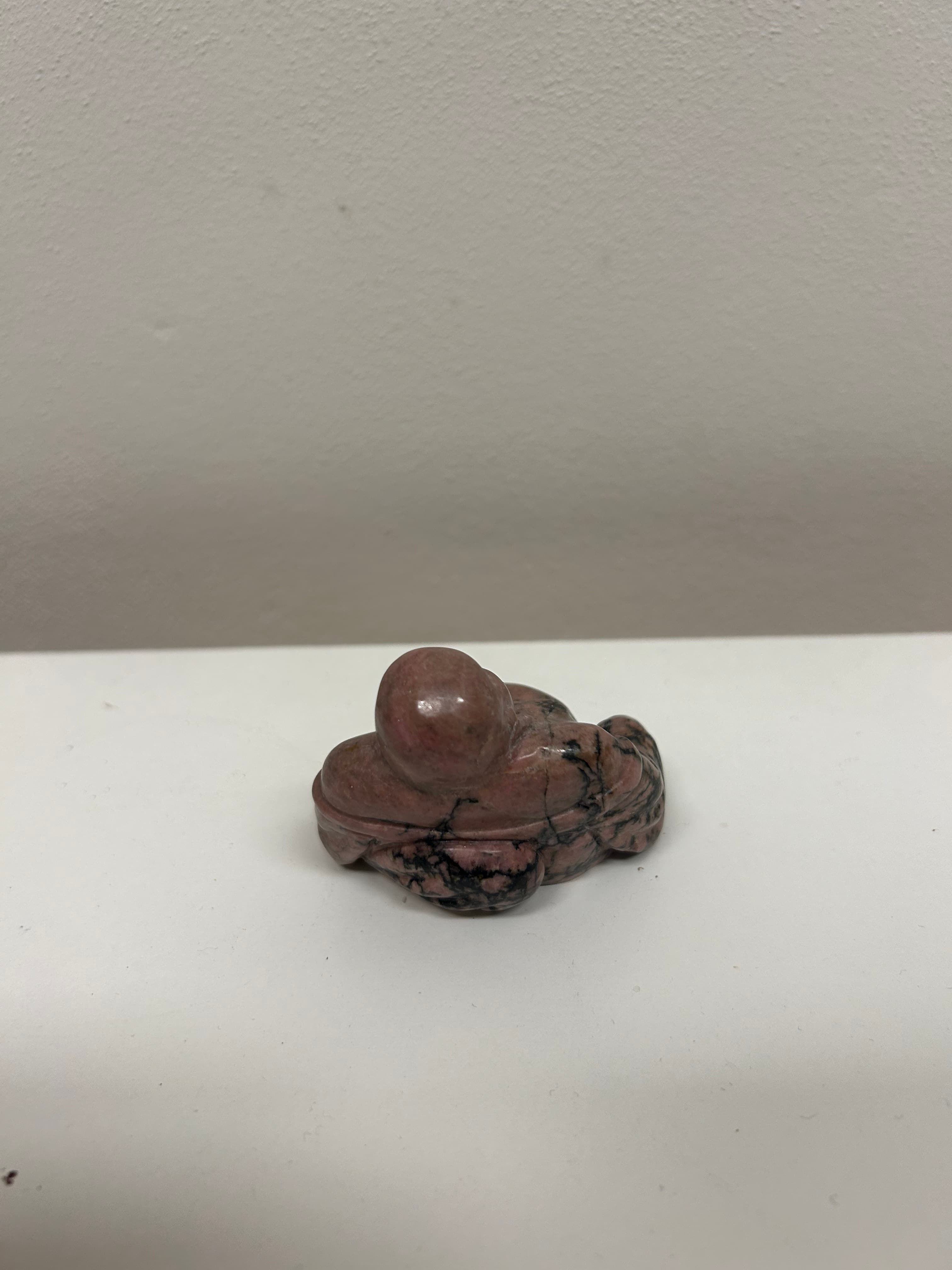 Sedící Buddha — rhodonit 2