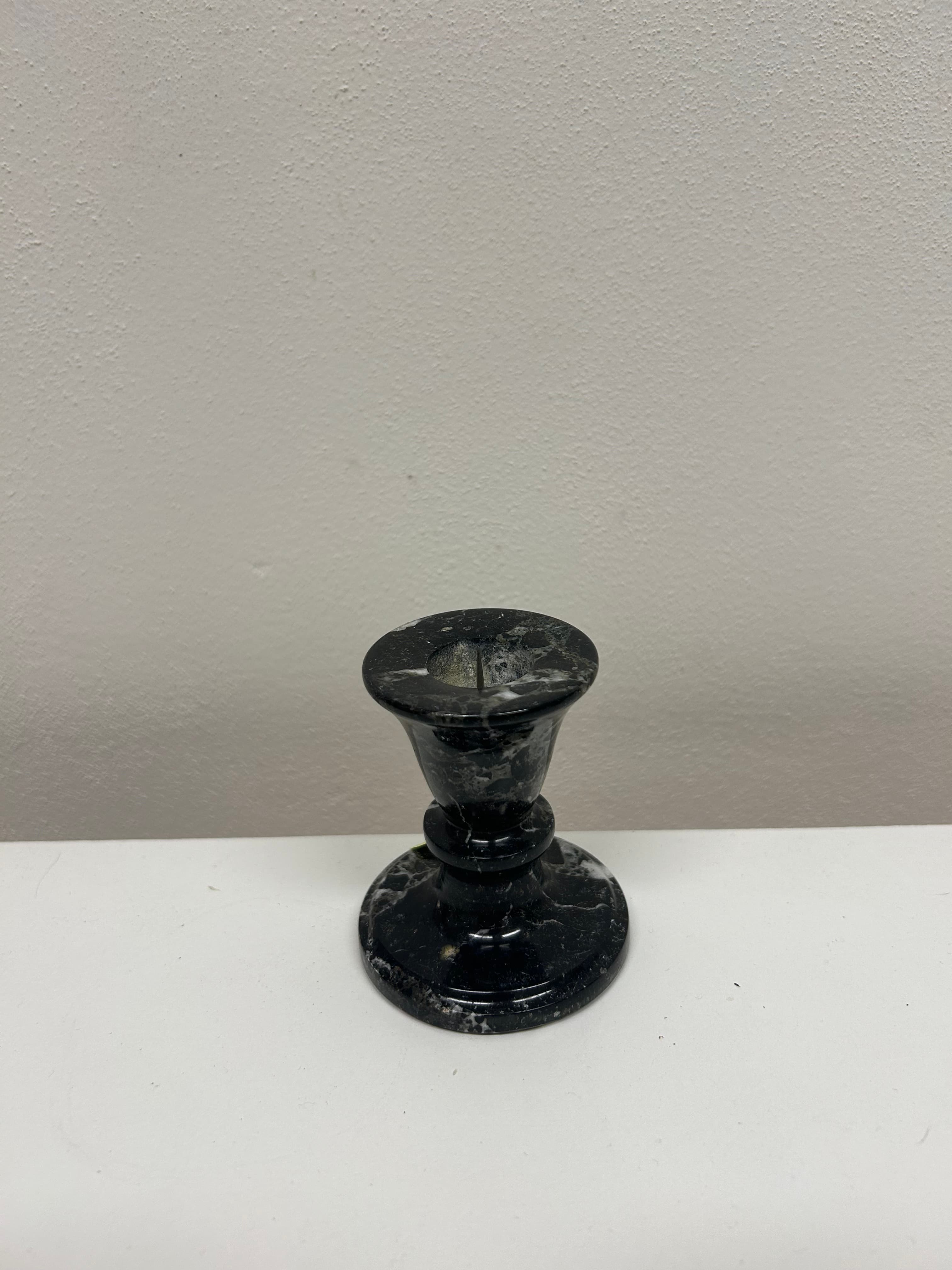 Svícen — černý mramor