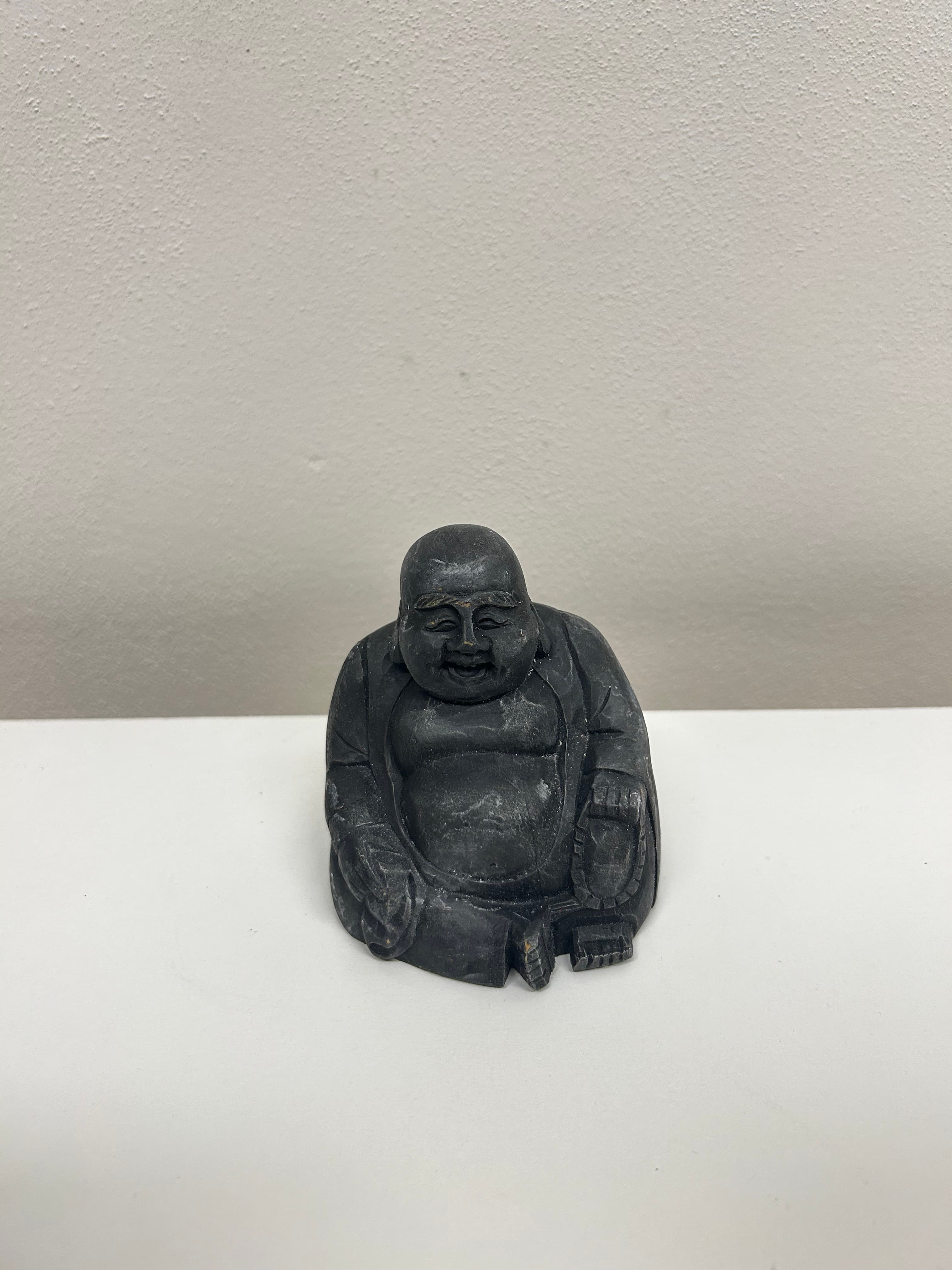 Sedící Buddha — černý kámen
