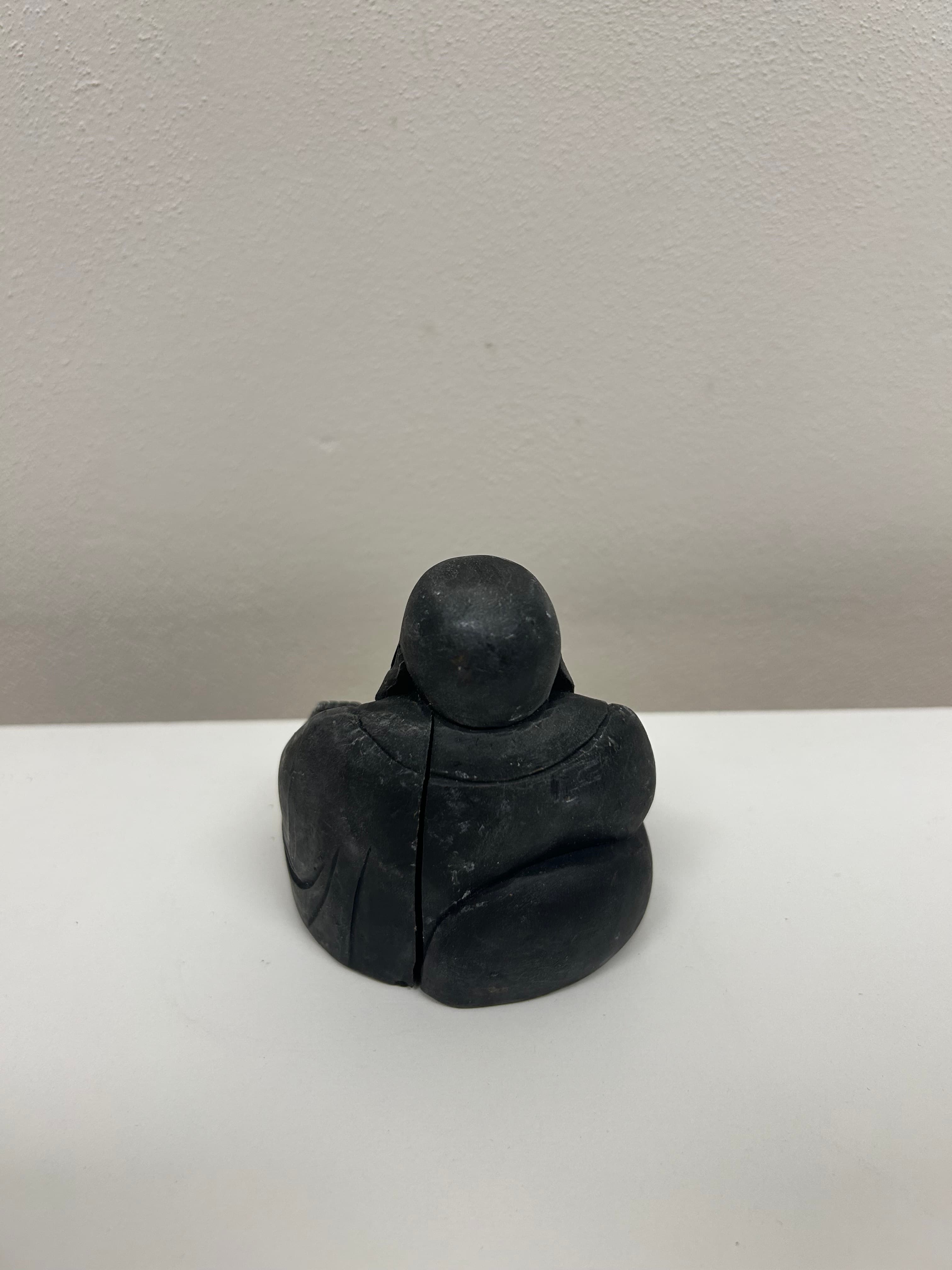 Sedící Buddha — černý kámen 2