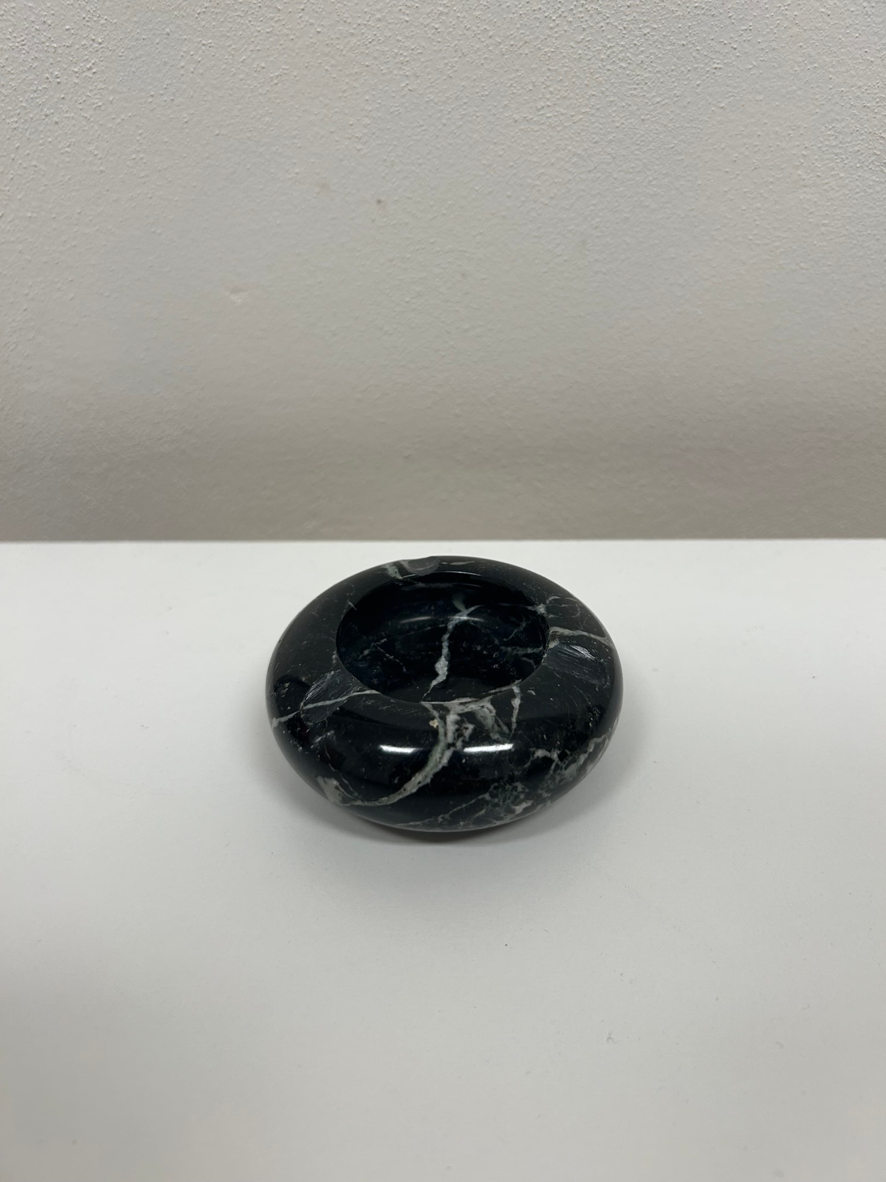 Mramorový popelník — černý