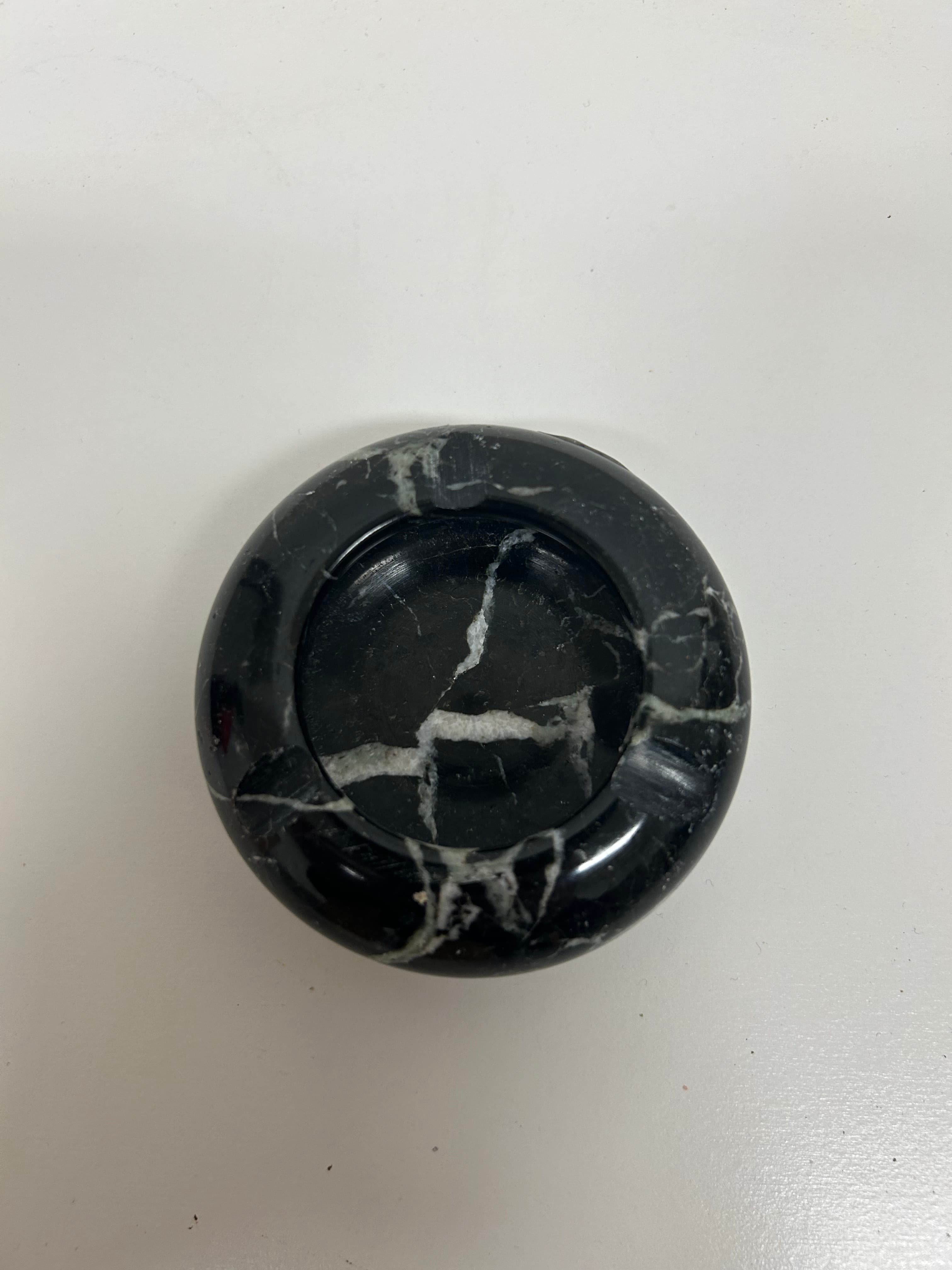 Mramorový popelník — černý 2