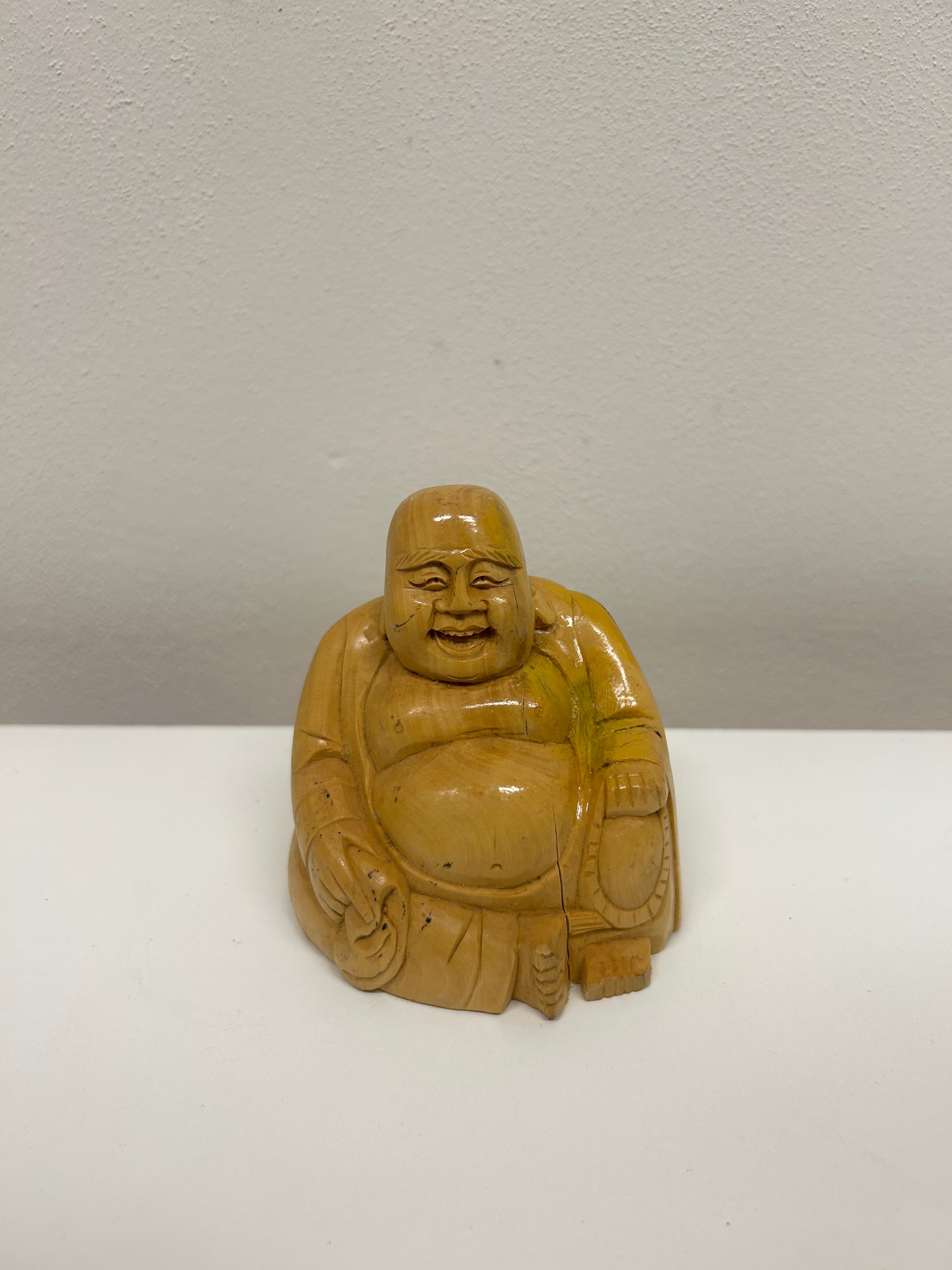 Sedící Buddha — světlé dřevo