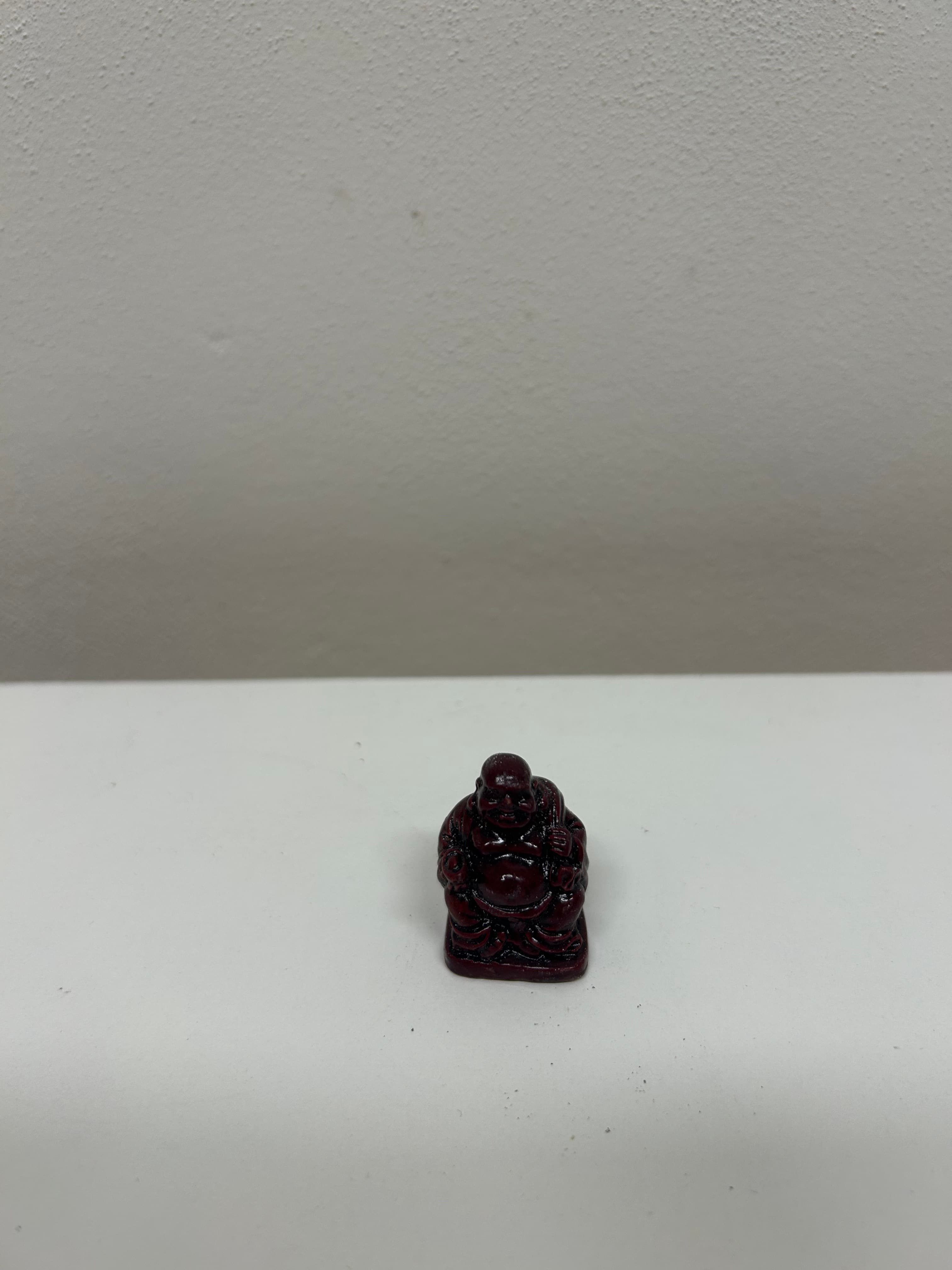 Miniaturní Buddha — červená pryskyřice