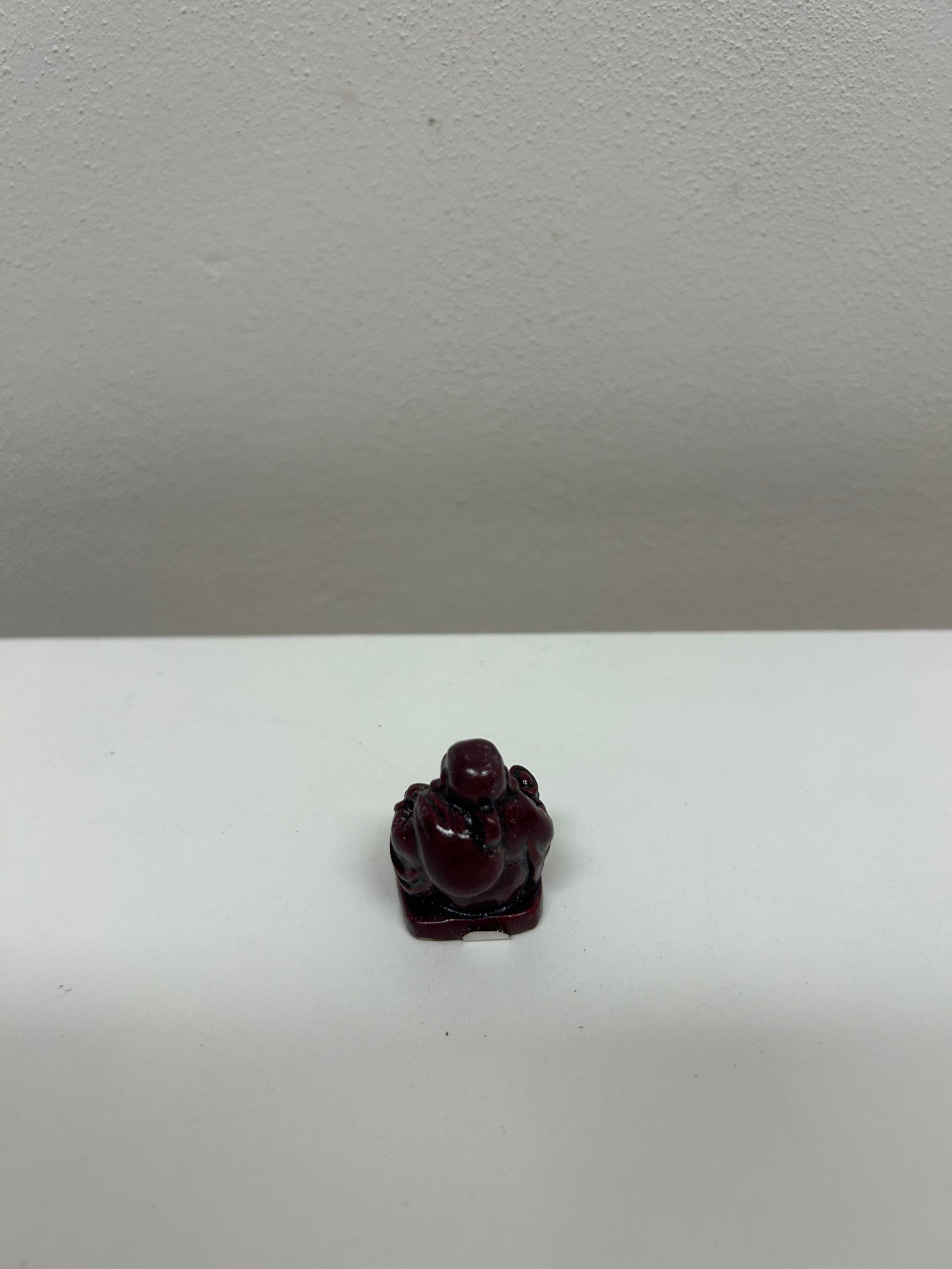Miniaturní Buddha — červená pryskyřice 2