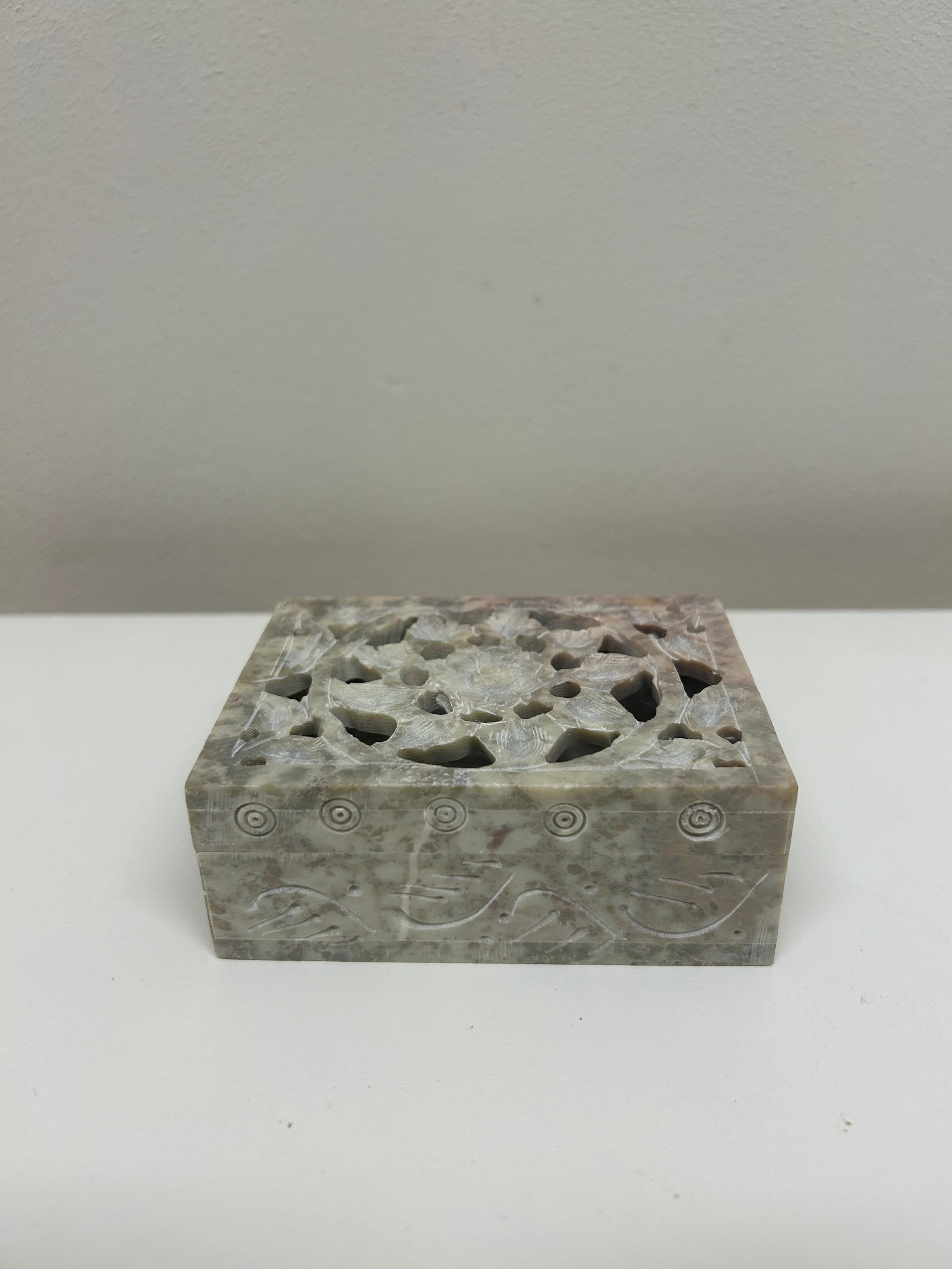 Kamenná škatulka s filigránovým víkem