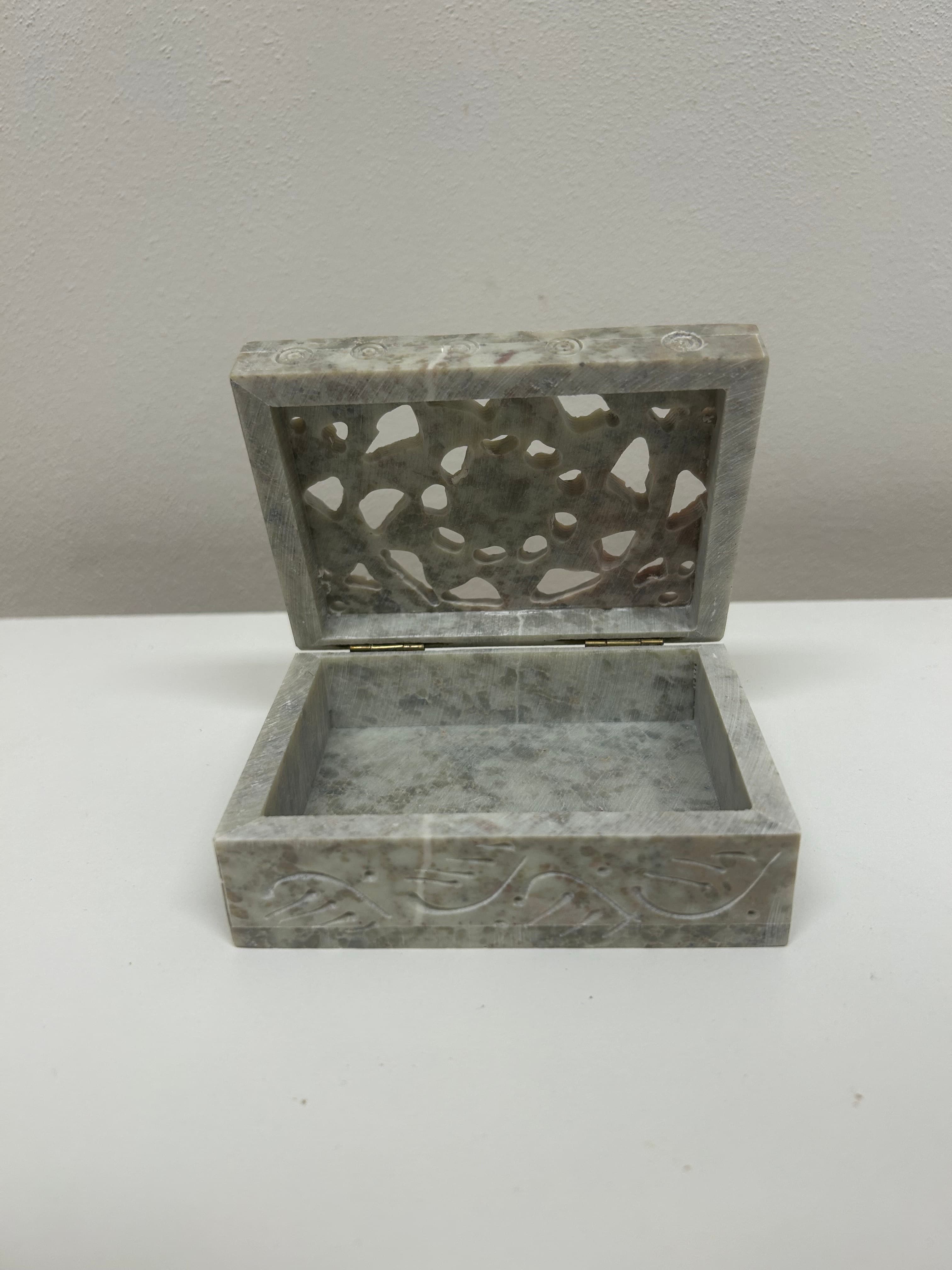 Kamenná škatulka s filigránovým víkem 2