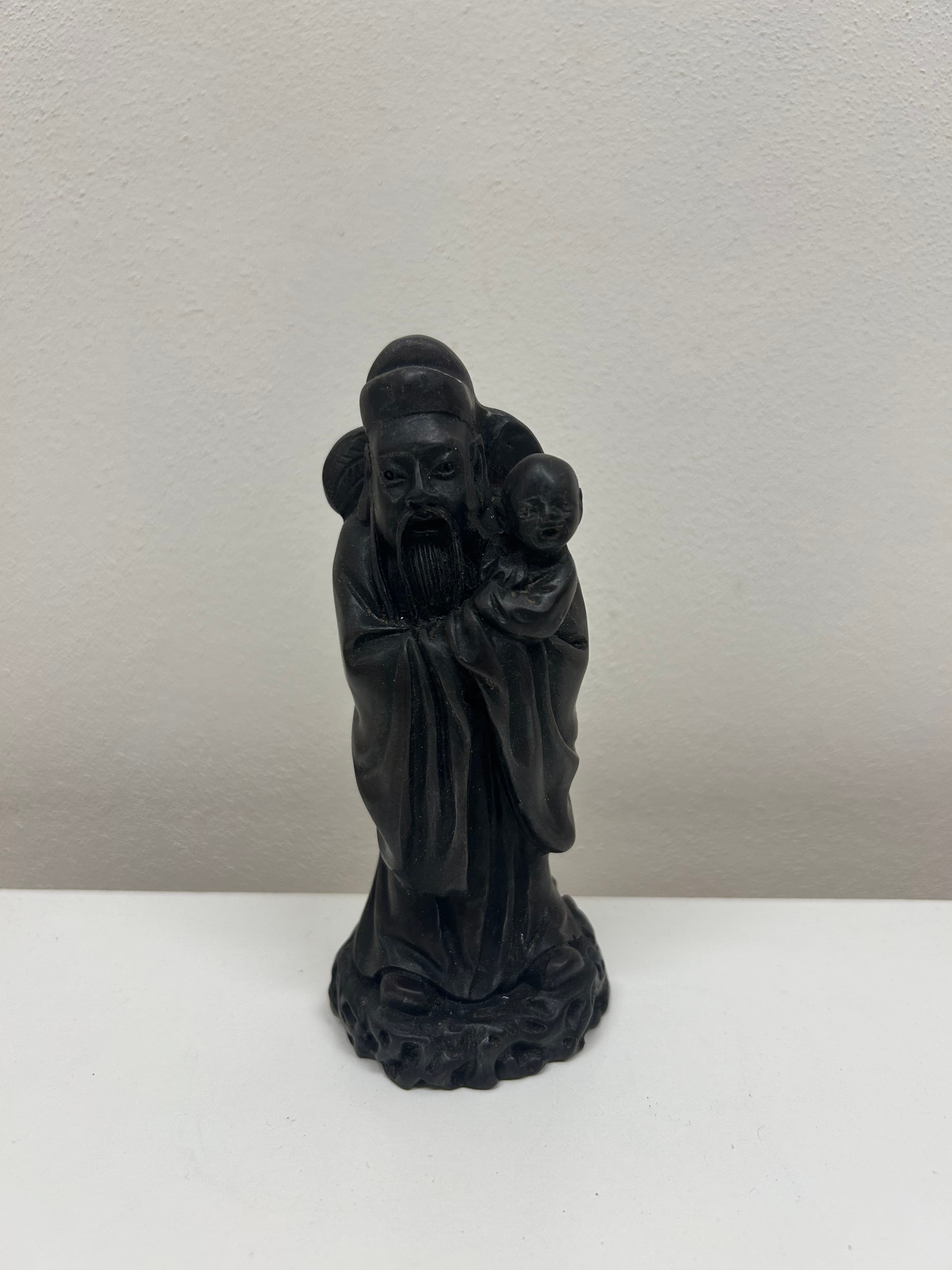 Černá socha čínského mudrce s dítětem 2