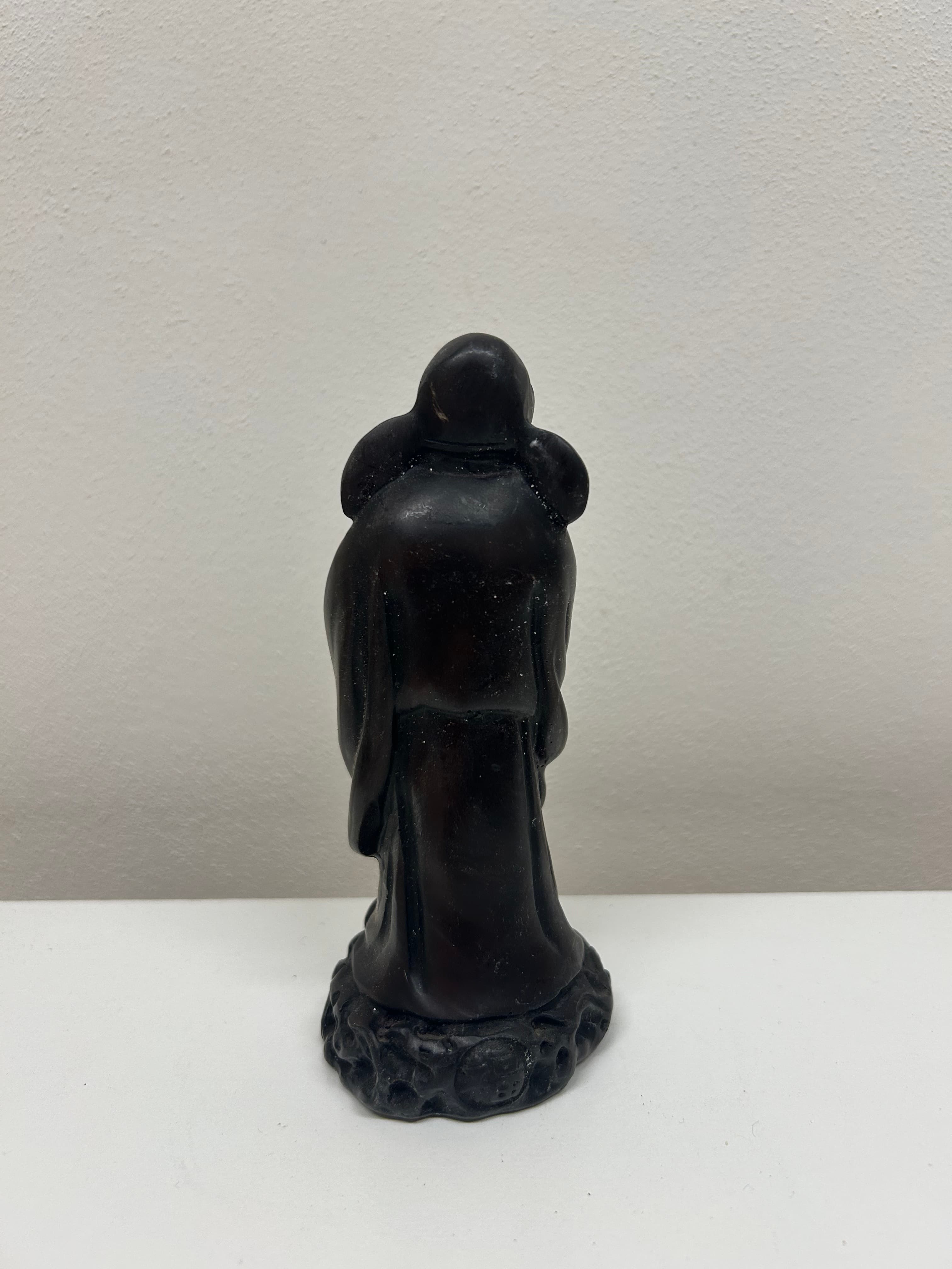 Černá socha čínského mudrce s dítětem