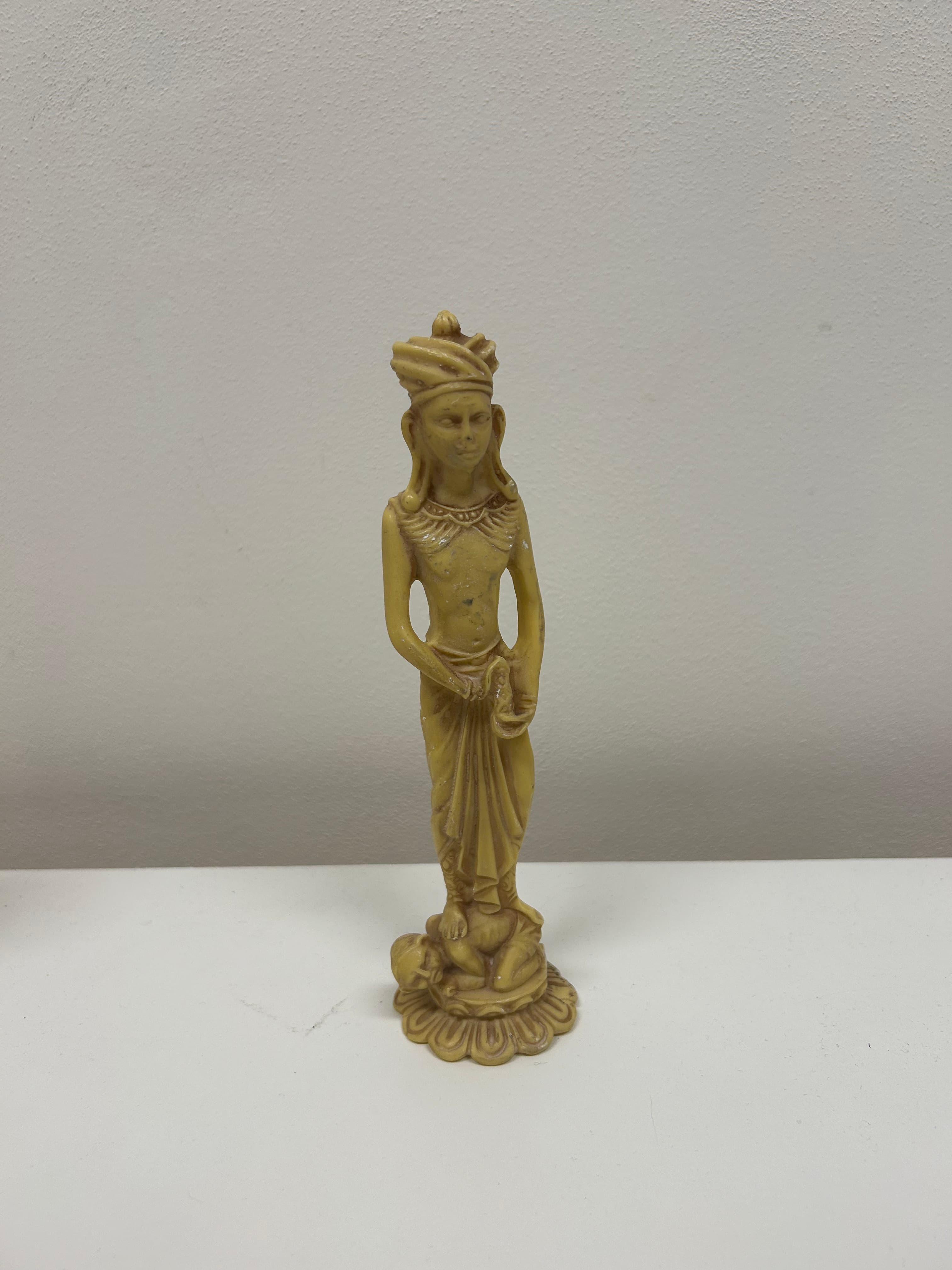 Stojící božstvo — pryskyřice, krémová patina