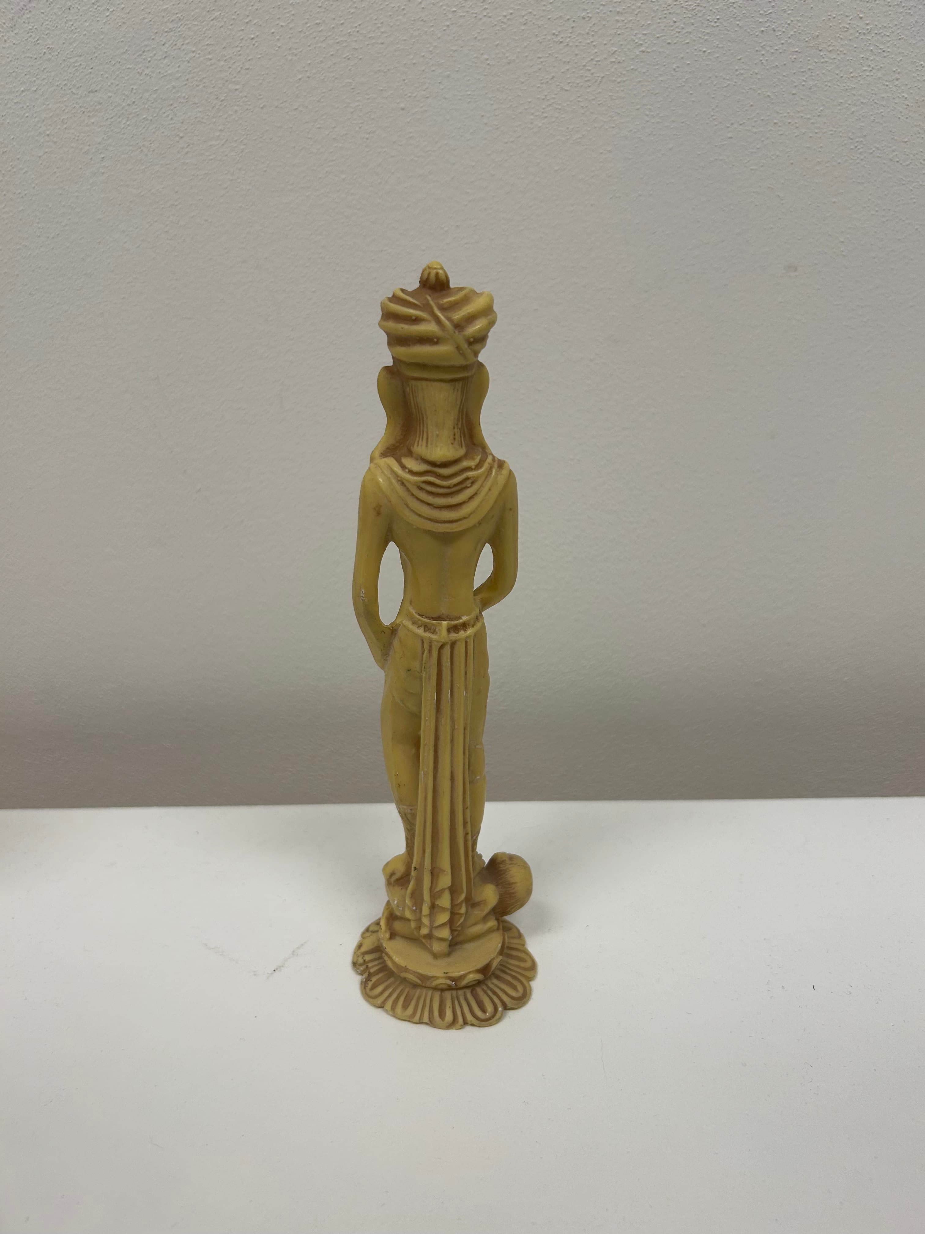 Stojící božstvo — pryskyřice, krémová patina 2